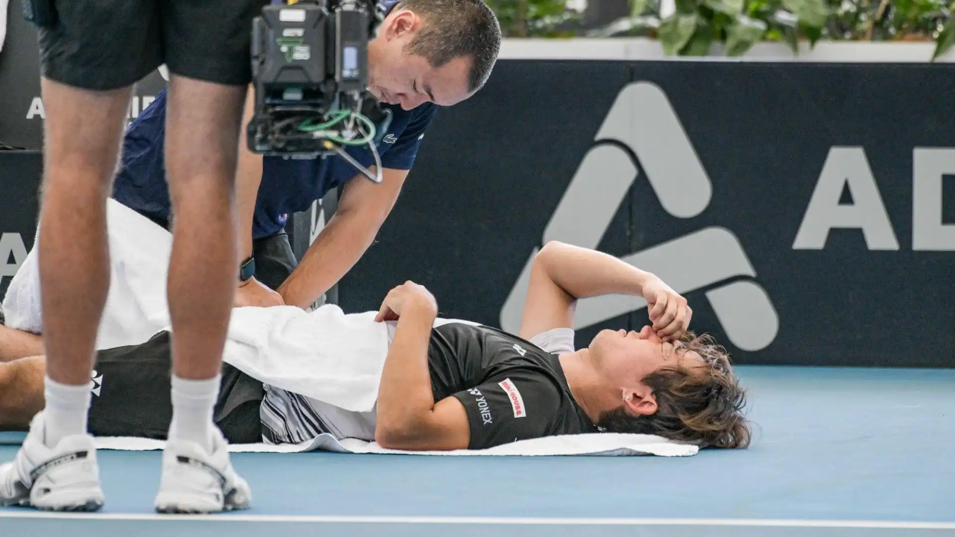 Il tennista ha avuto un problema muscolare durante la semifinale del torneo di Adelaide