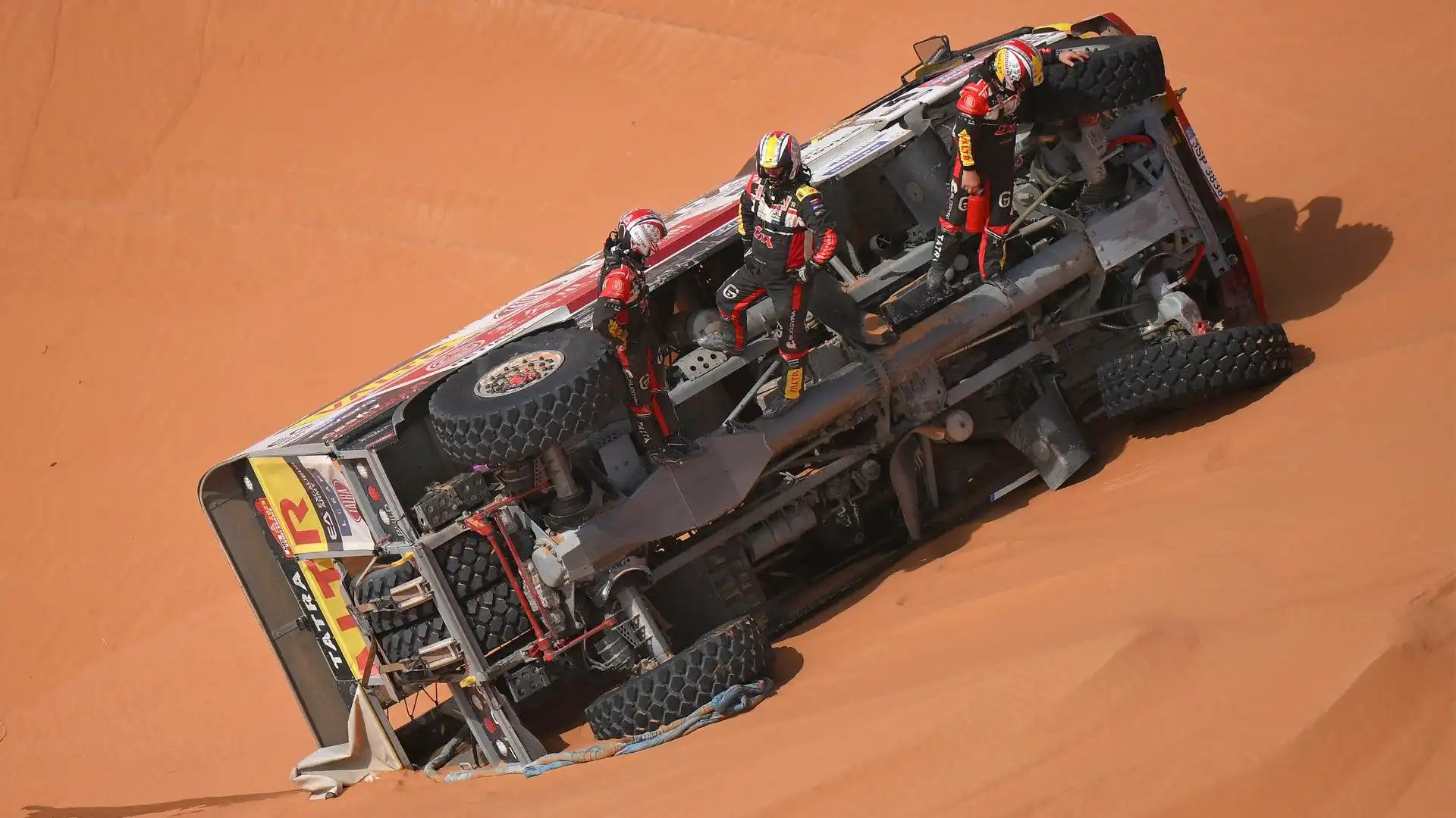 Camion si ribalta nel deserto: le foto
