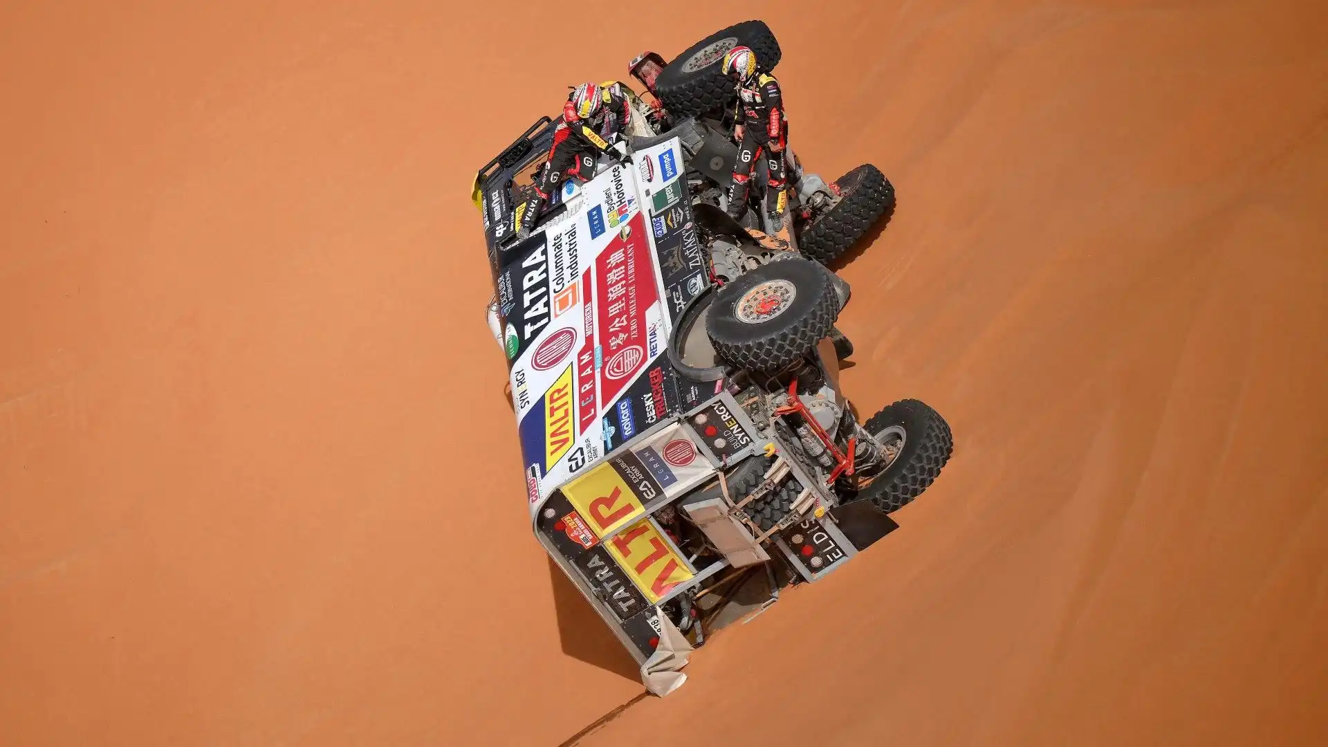 Il camion di Jarosav Valtr, Rene Kilian and Tomas Sikola si è ribaltato durante il rally di Dakar