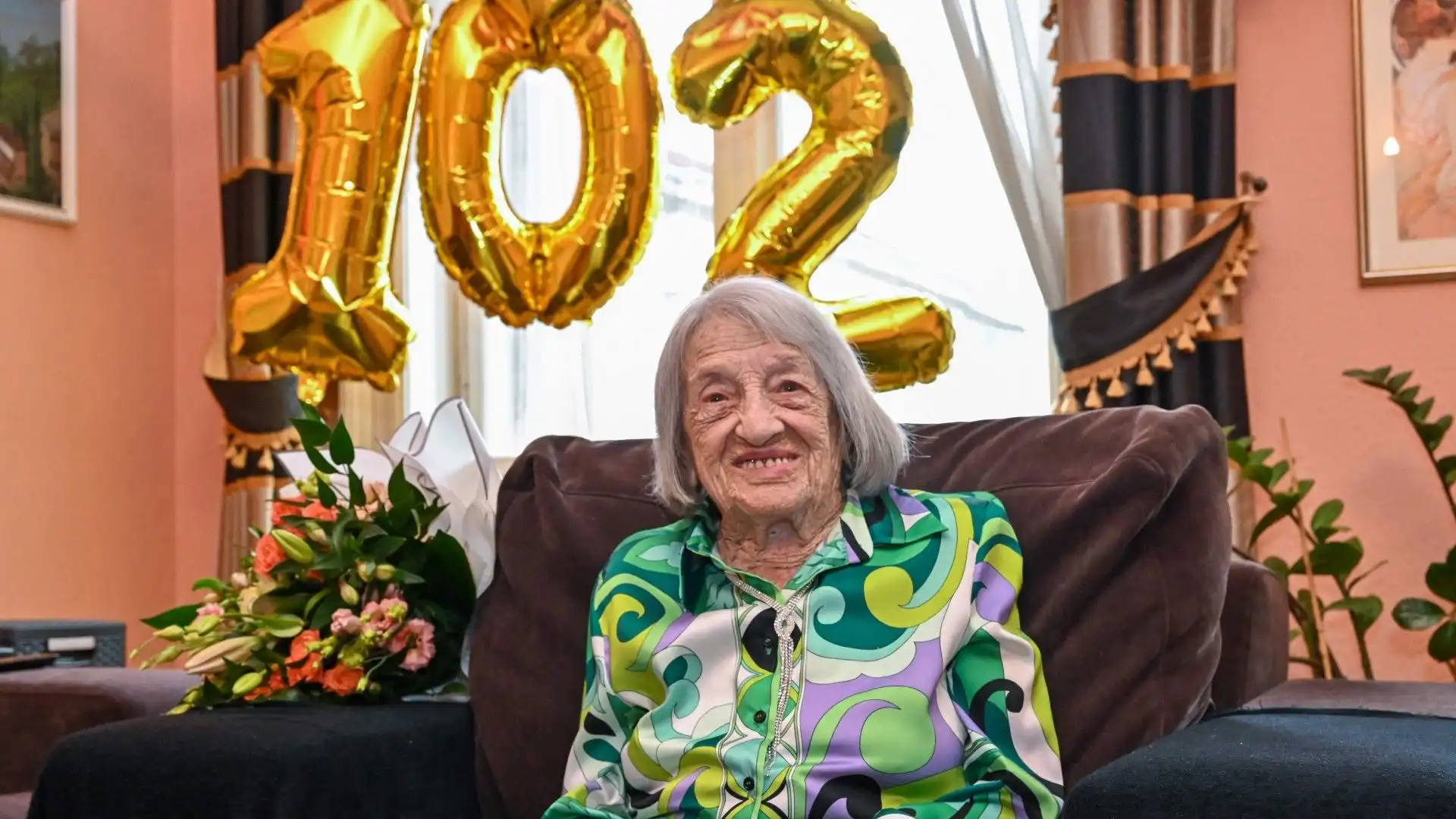 Complimenti all'ex ginnasta: 102 anni! Le foto della festa