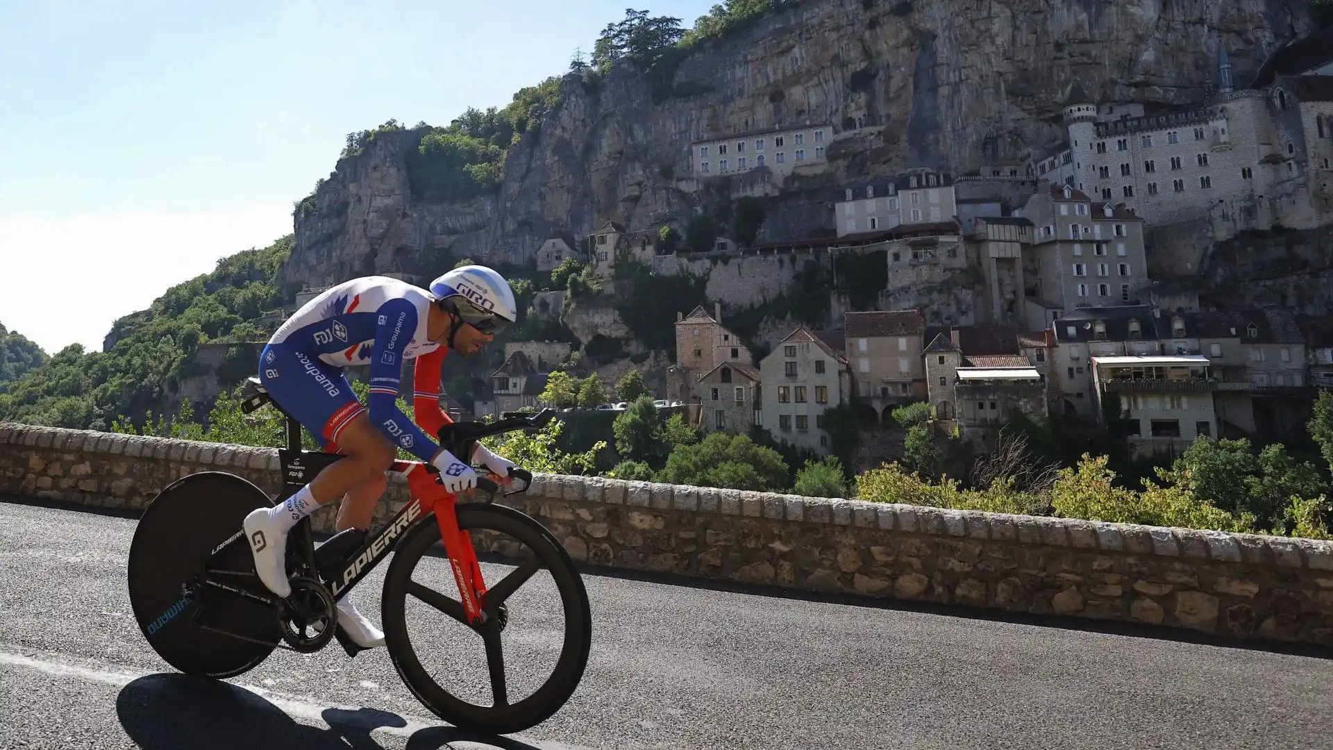 Una bellissima foto del ciclista a Rocamadour, in Francia