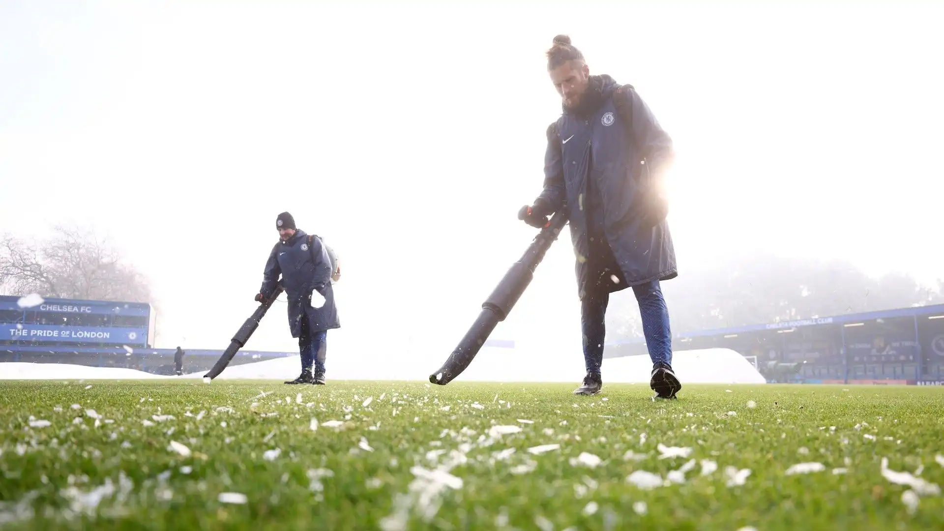 Prima dell'inizio della partita, lo staff del Chelsea ha provato a sciogliere il ghiaccio sul campo di gioco