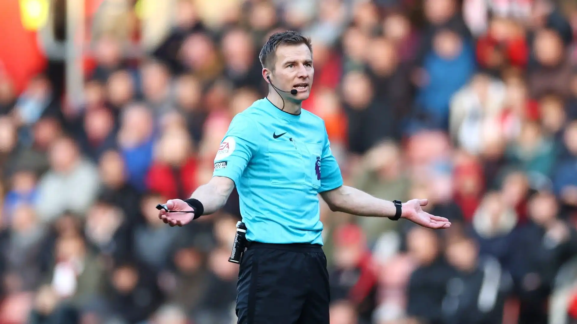 L'arbitro Michael Salisbury è stato costretto ad interrompere il match tra Southampton e Aston Villa. Per diversi minuti del primo tempo non si è giocato, poi la partita è ripresa.