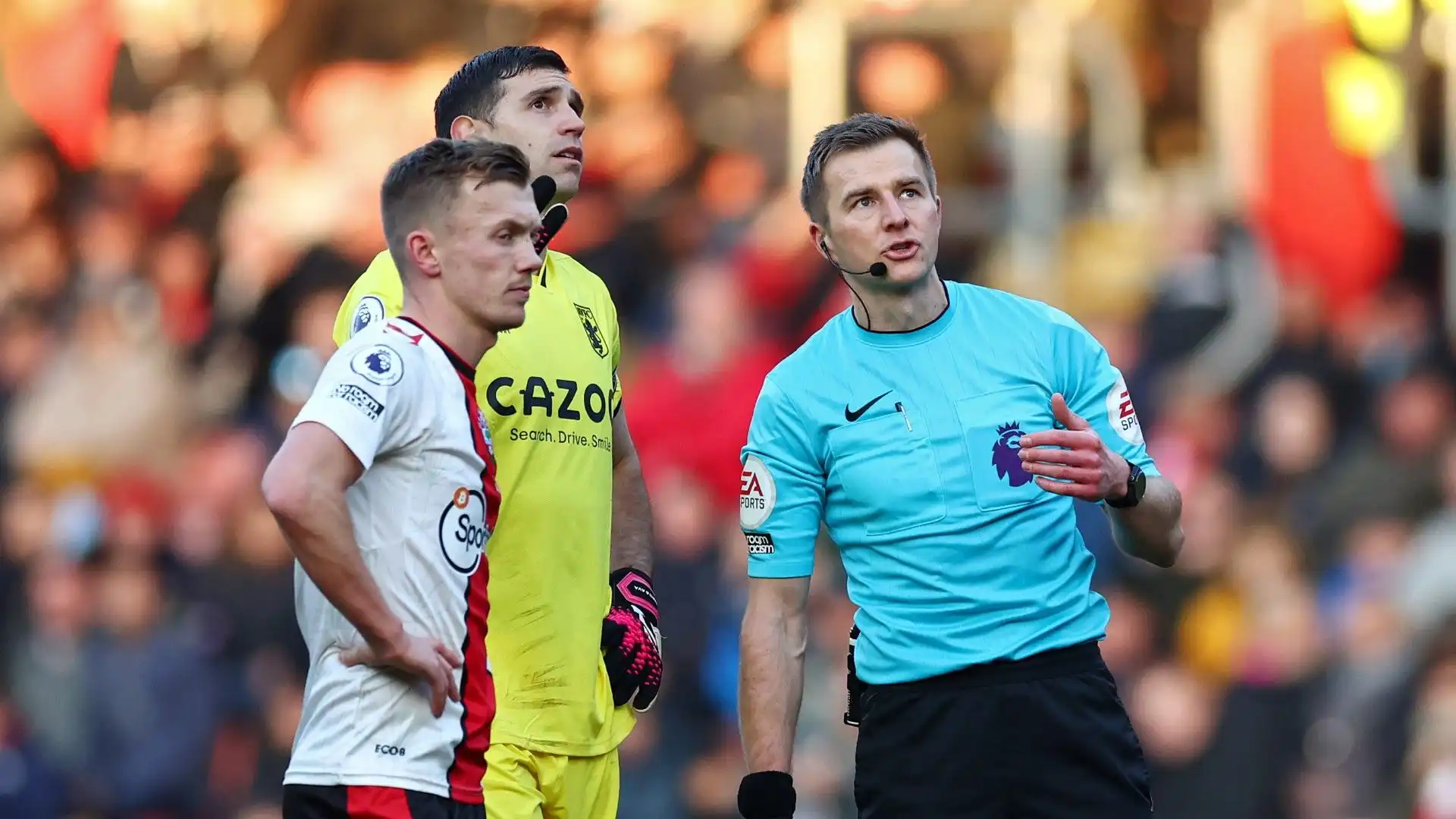 L'arbitro ha chiamato i capitani di Aston Villa e Southampton per comunicargli la sua decisione e ordinare ai compagni di abbandonare il campo di gioco