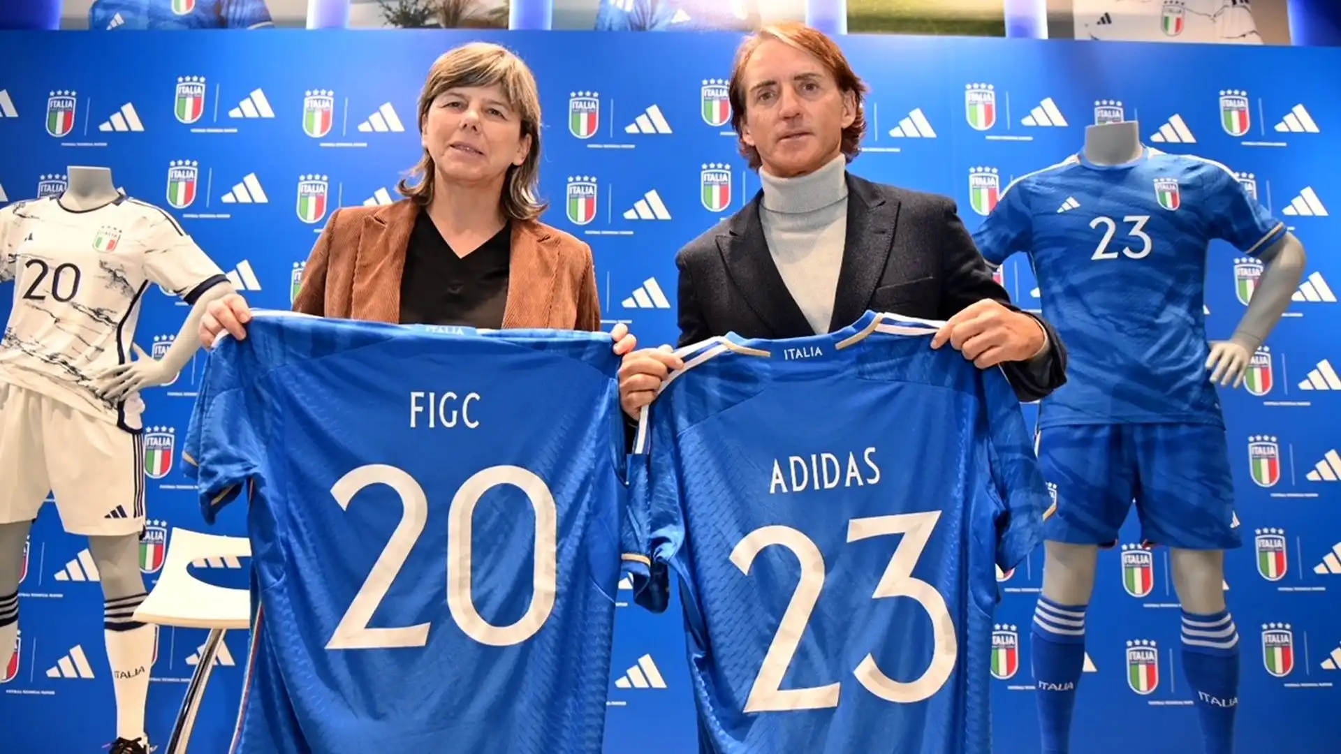 Milena Bertolini e Roberto Mancini posano per i fotografi