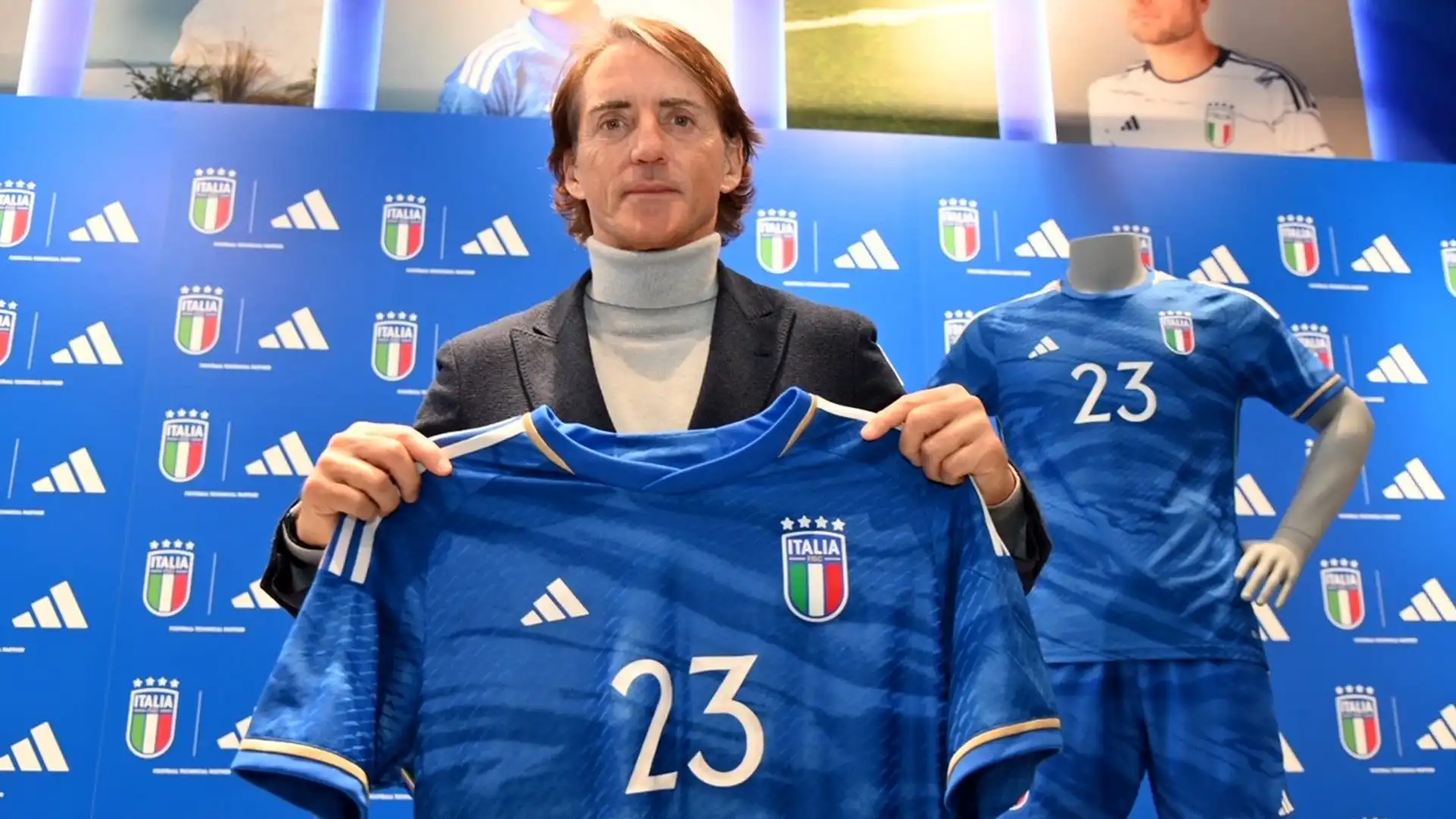 Ecco Mancini mentre tiene in mano la nuova maglia dell'Italia