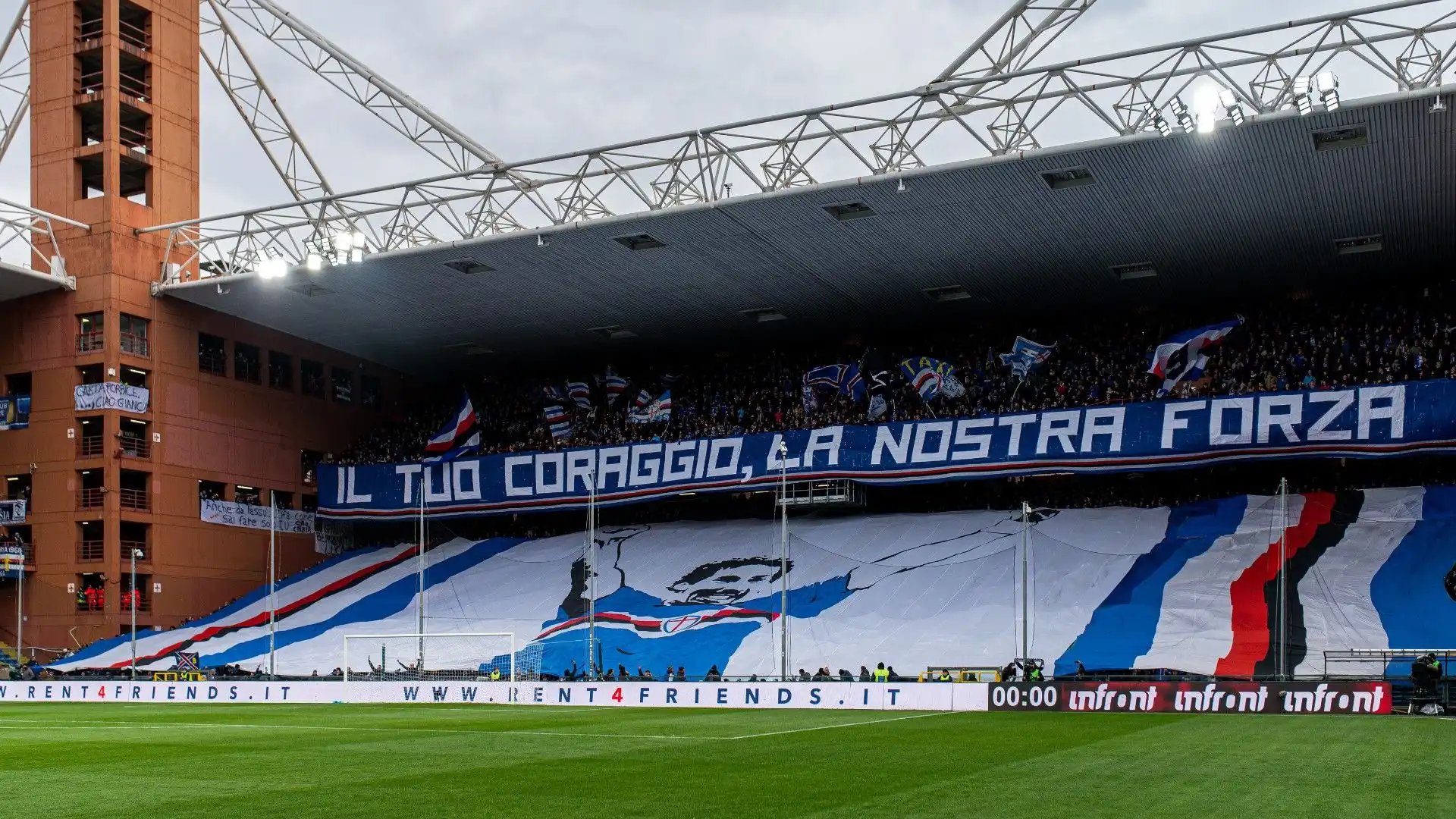 Per la partita contro l'Udinese, i tifosi della Sampdoria hanno allestito una coreografia magnifica in ricordo del campione morto il 6 gennaio 2023