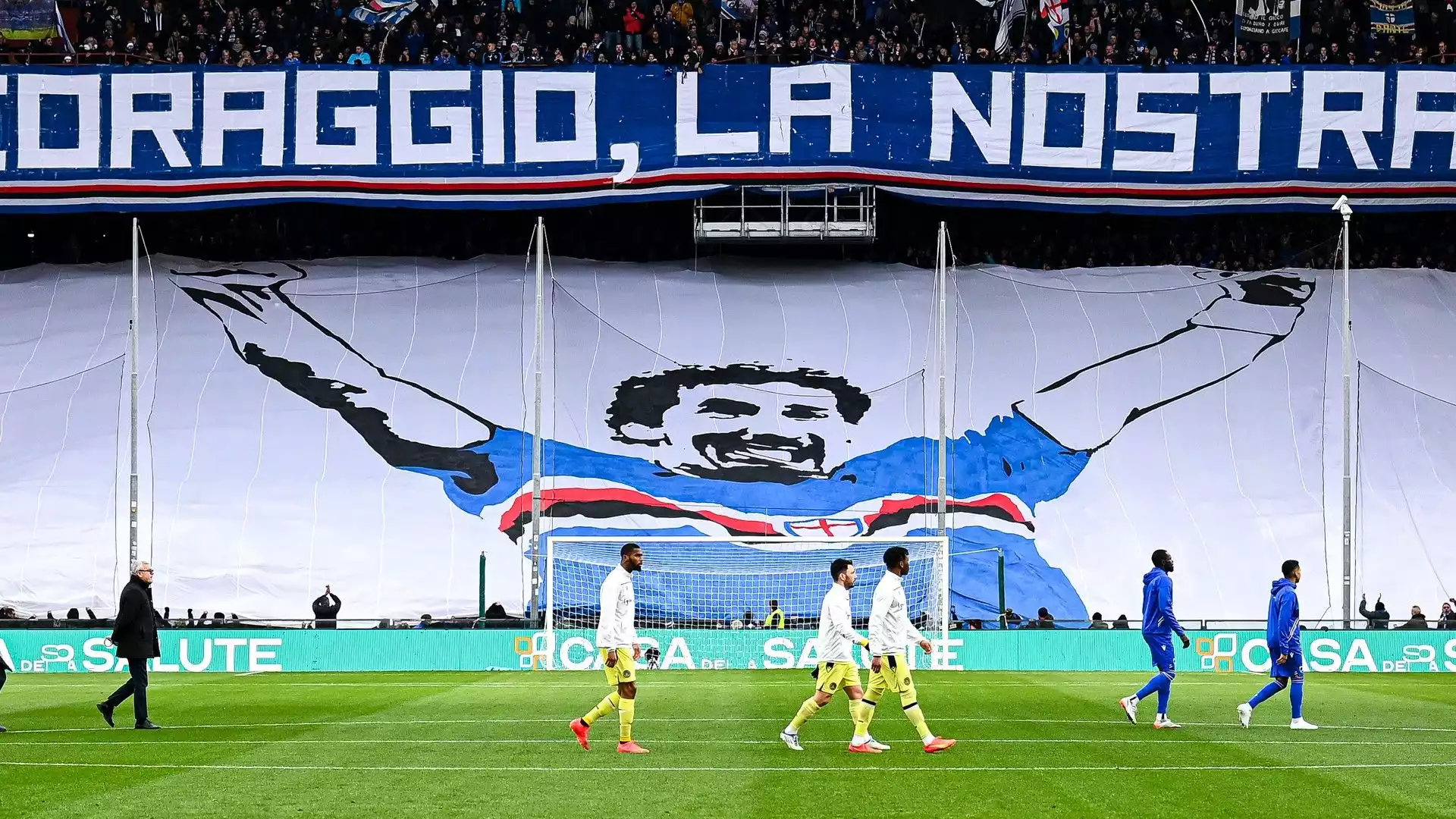 Sotto la scritta, un disegno enorme di Gianluca Vialli con la maglia della Sampdoria. Il campione ha giocato in Liguria tra il 1984 e il 1992