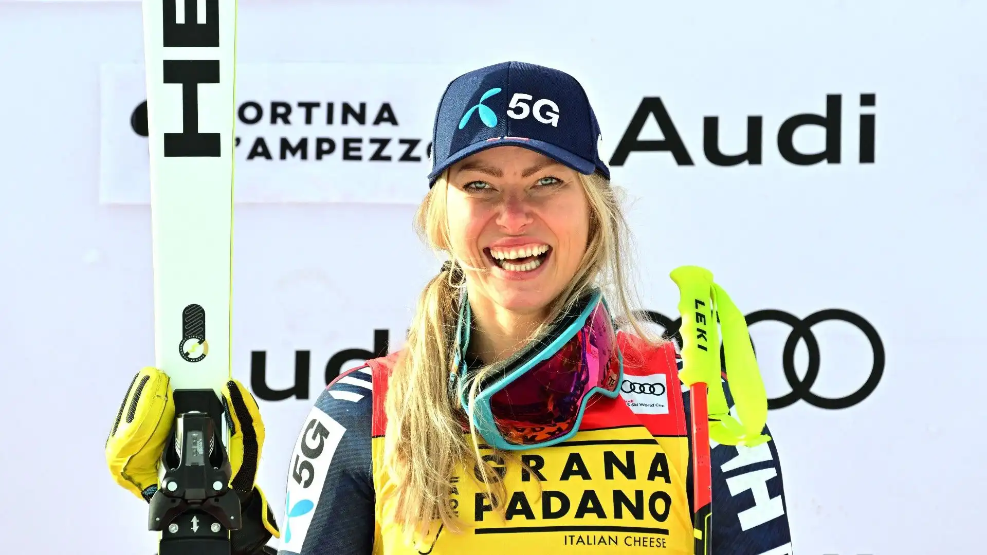 La sciatrice, con un bellissimo sorriso in volto, ha esultato per la vittoria