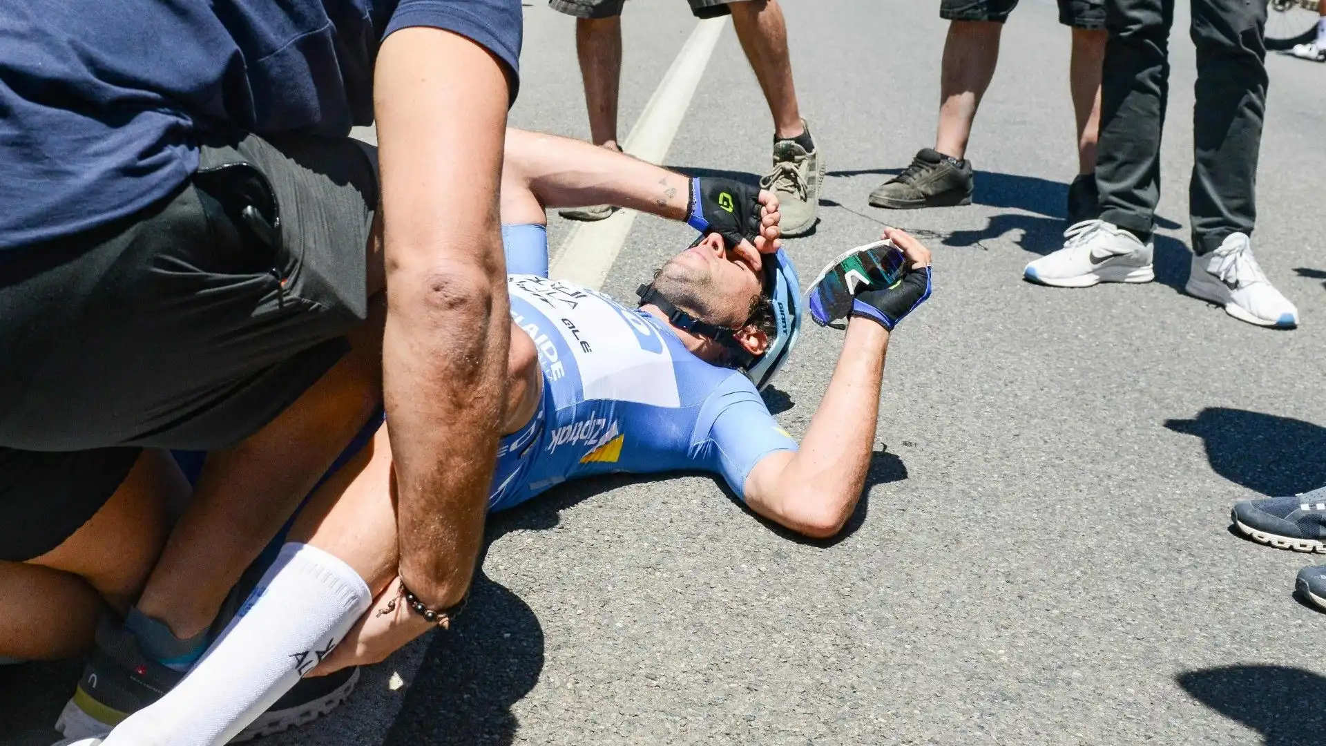 Il ciclista è crollato a terra dopo aver completato la quarta tappa dell'evento ciclistico Tour Down Under UCI ad Adelaide