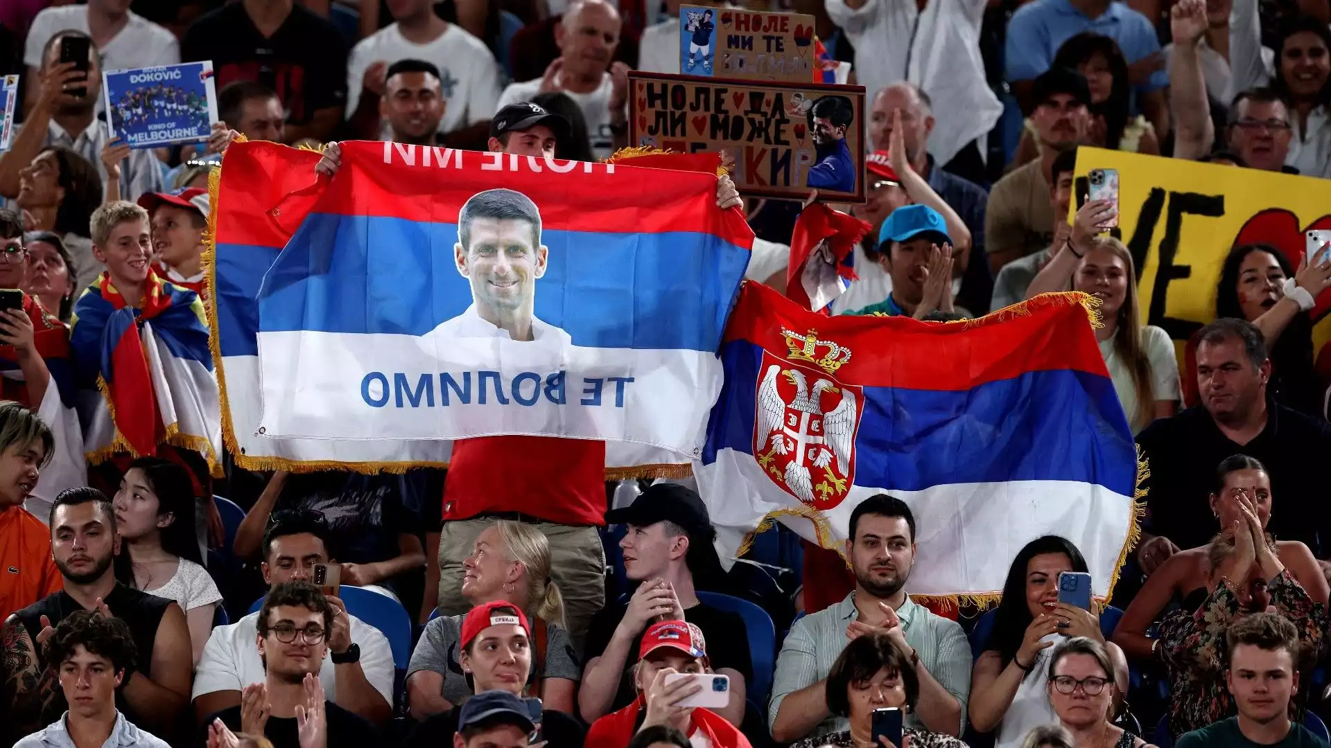 I fan hanno esposto la bandiera serba