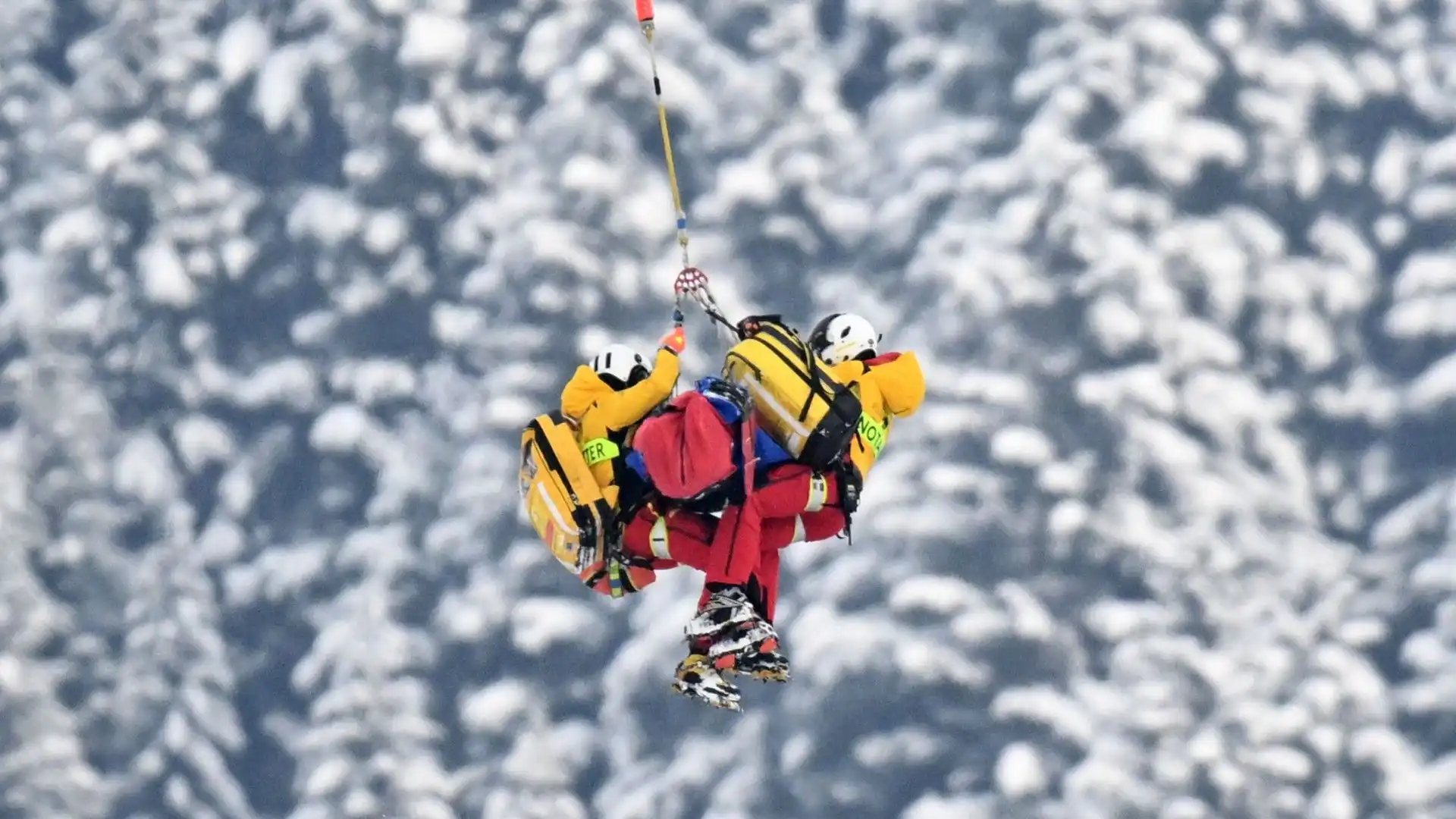 I medici hanno trasportato lo sciatore all'ospedale per capire meglio la gravità dell'infortunio