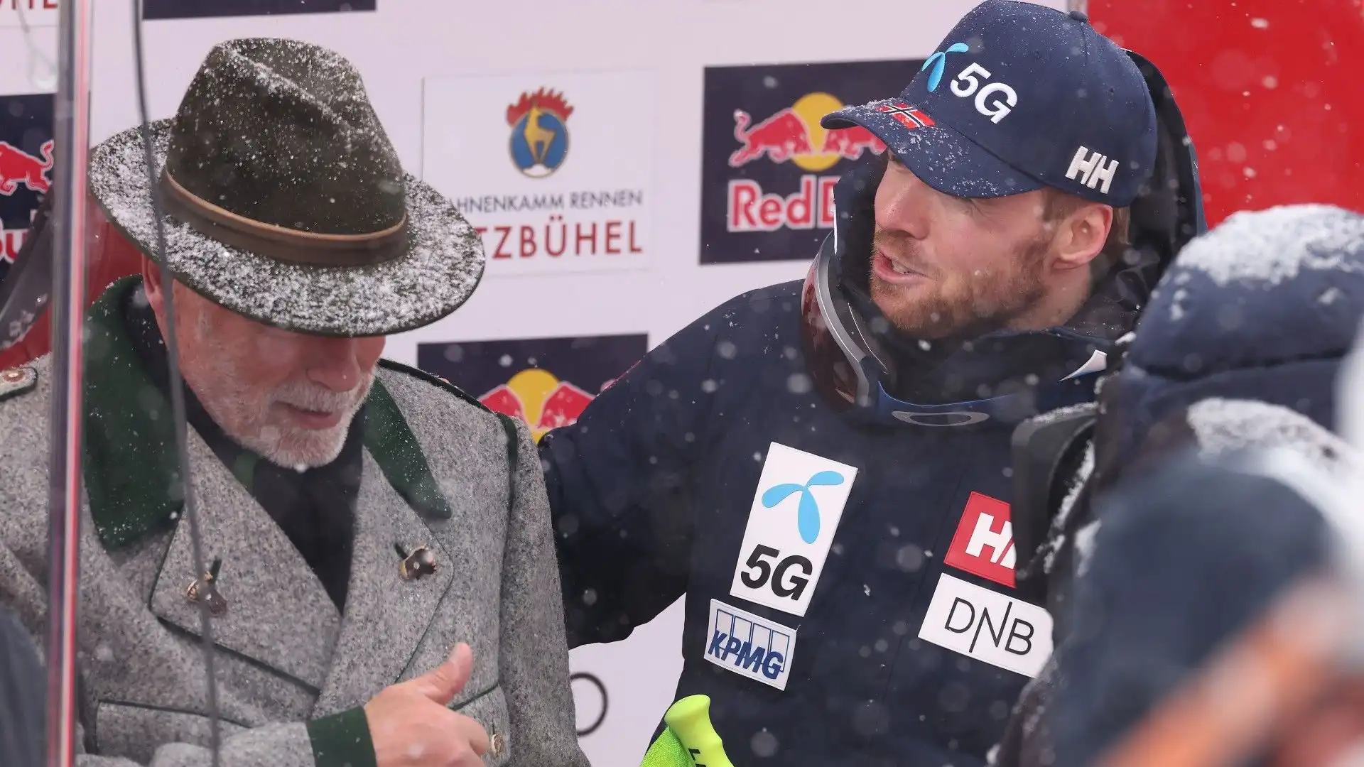 Per proteggersi dalla neve, Schwarzenegger ha scelto un bellissimo cappello verde