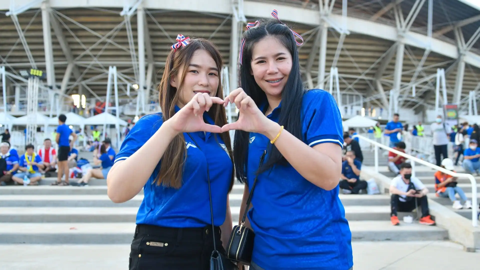 Due fan della Thailandia compongono un cuore con le mani