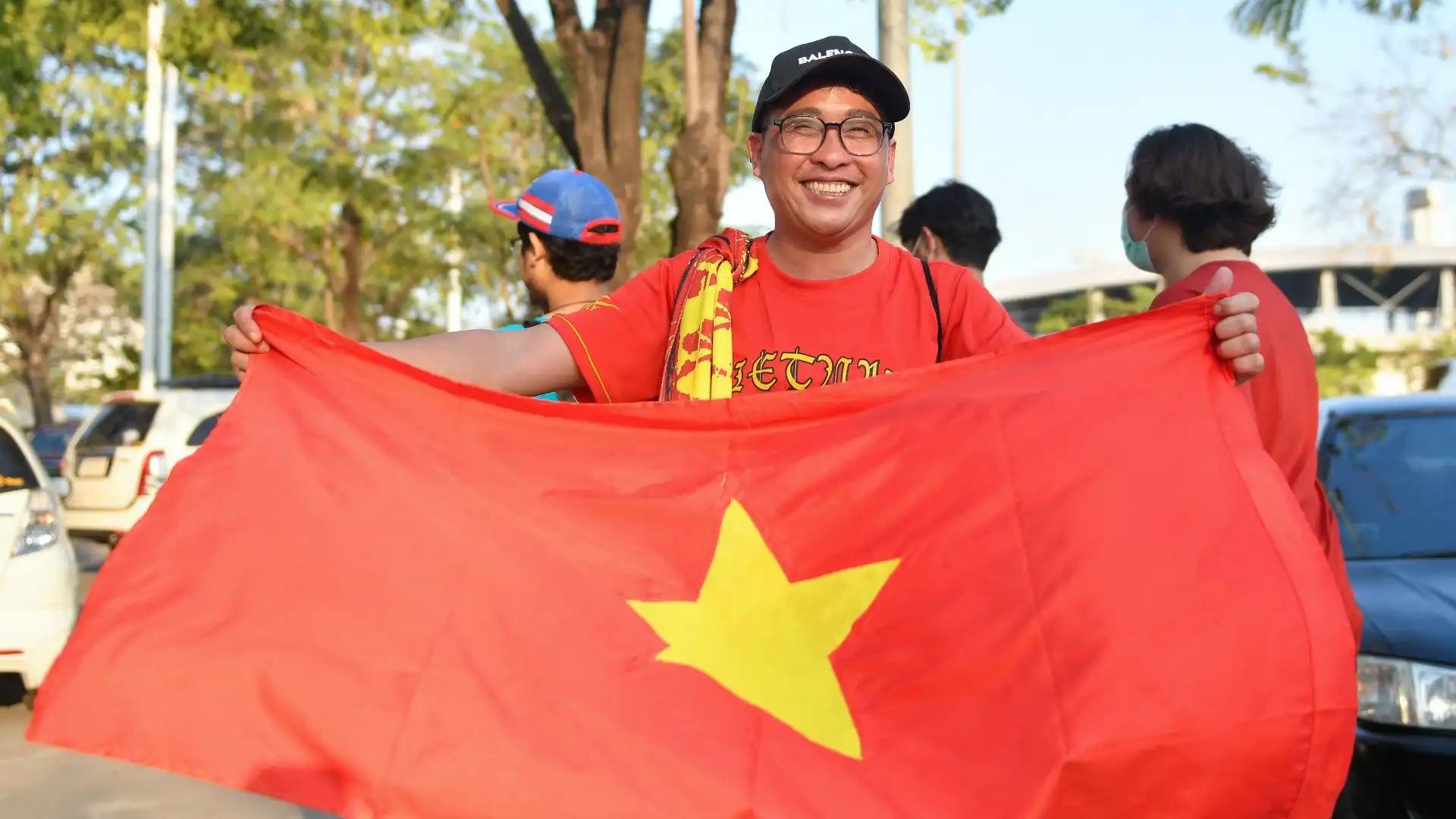 Questo tifoso mostra la bandiera del Vietnam