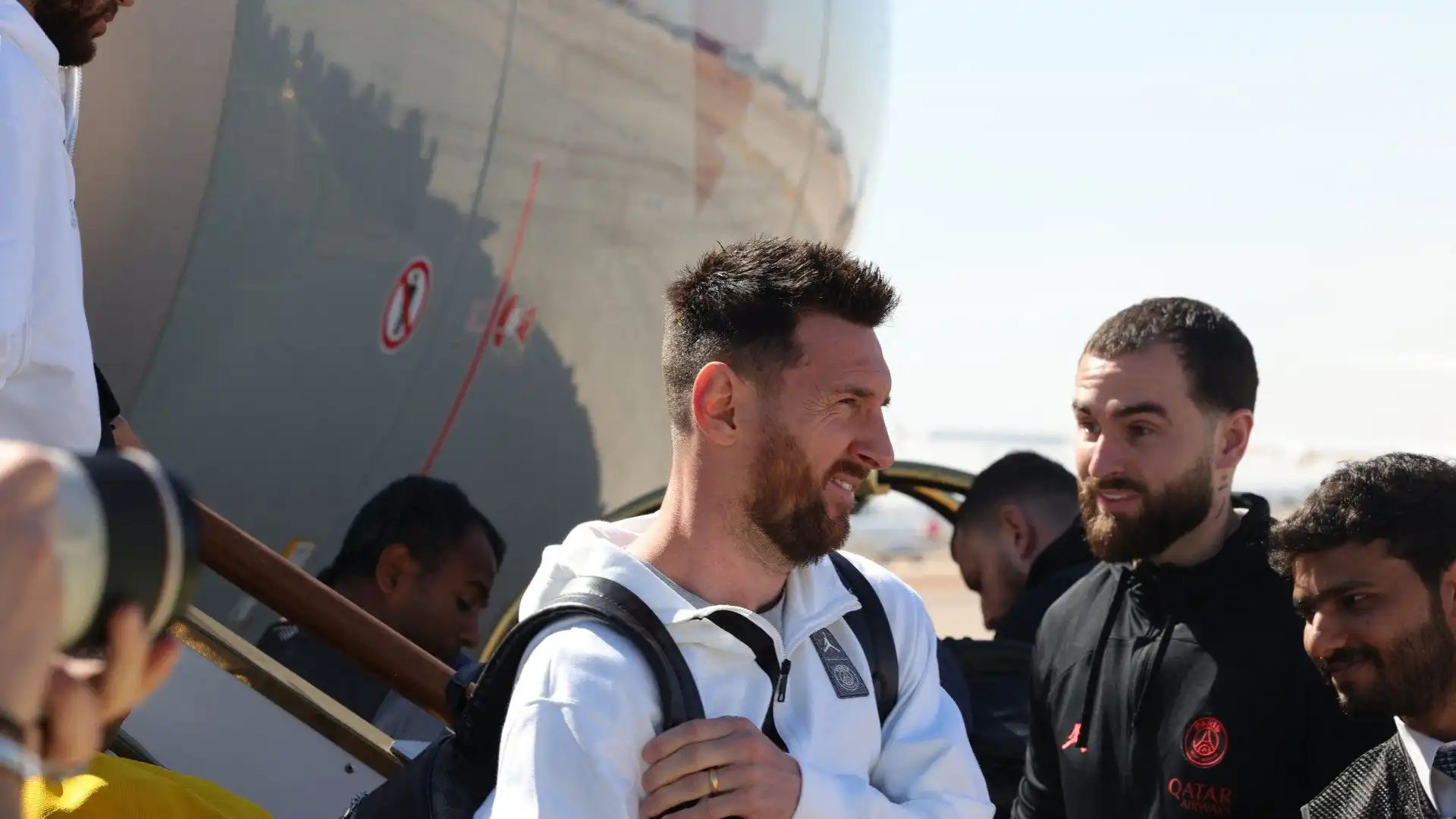 Ecco Lionel Messi che scende dall'aereo