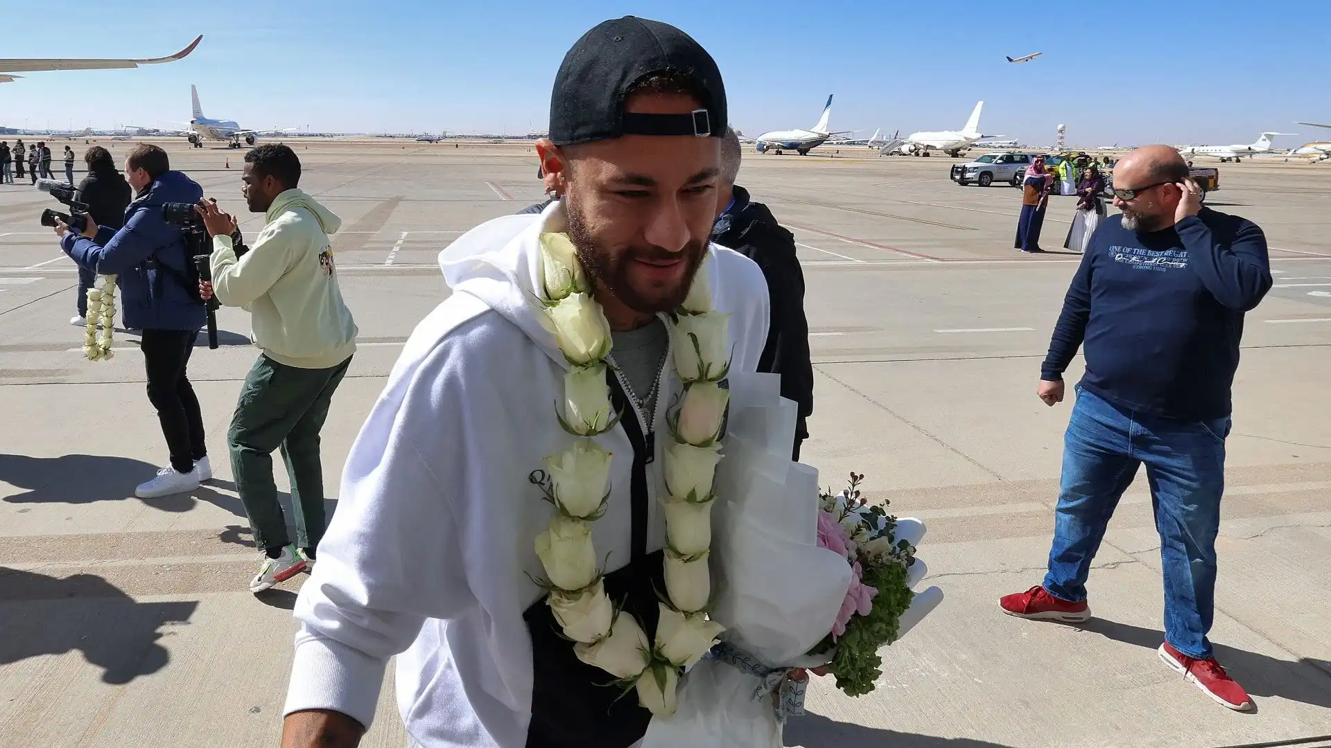 Il brasiliano ha ricevuto anche un mazzo di fiori al suo arrivo a Riad