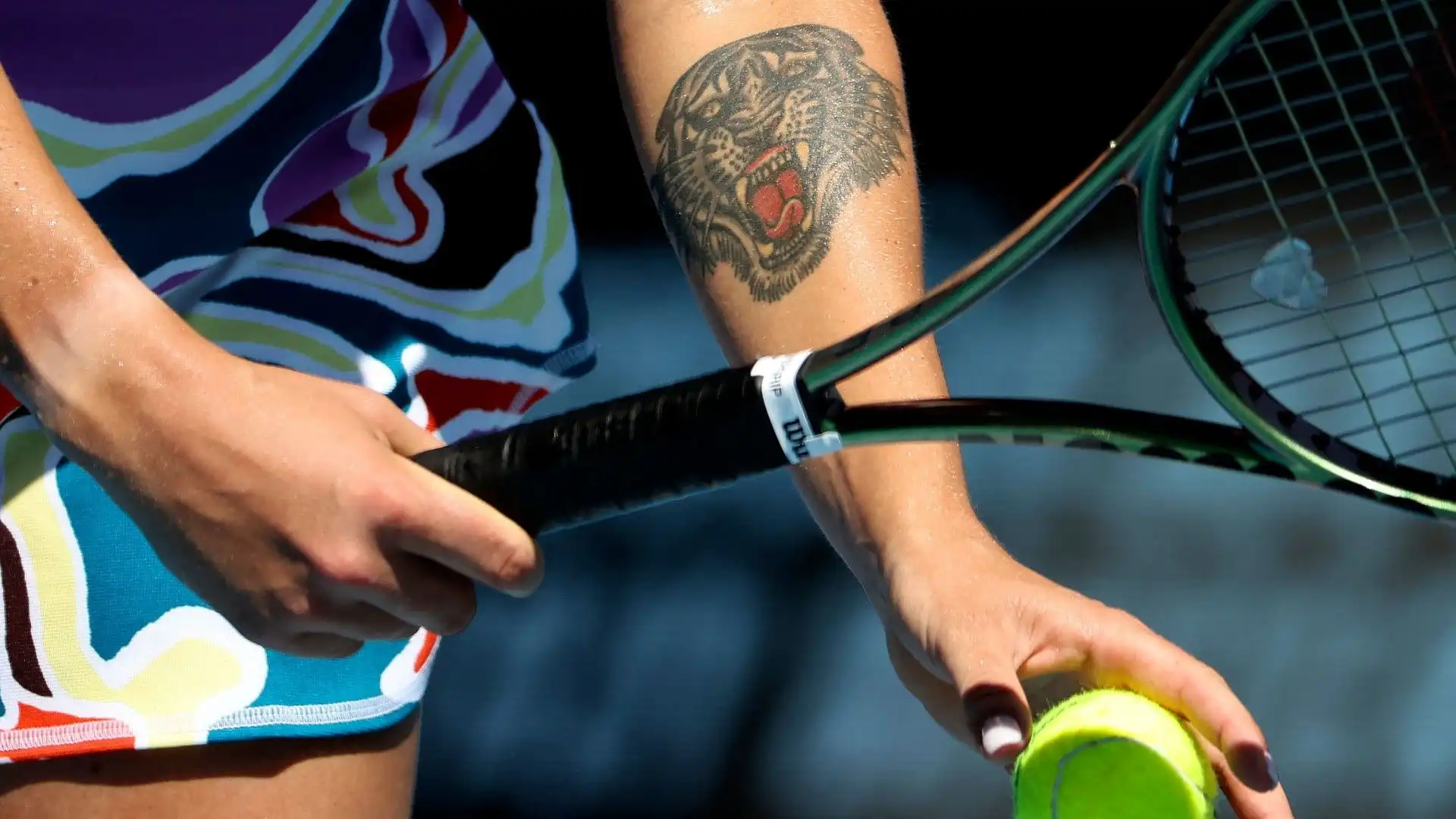 La tennista ha un enorme tatuaggio sul braccio sinistro: il disegno di una tigre feroce