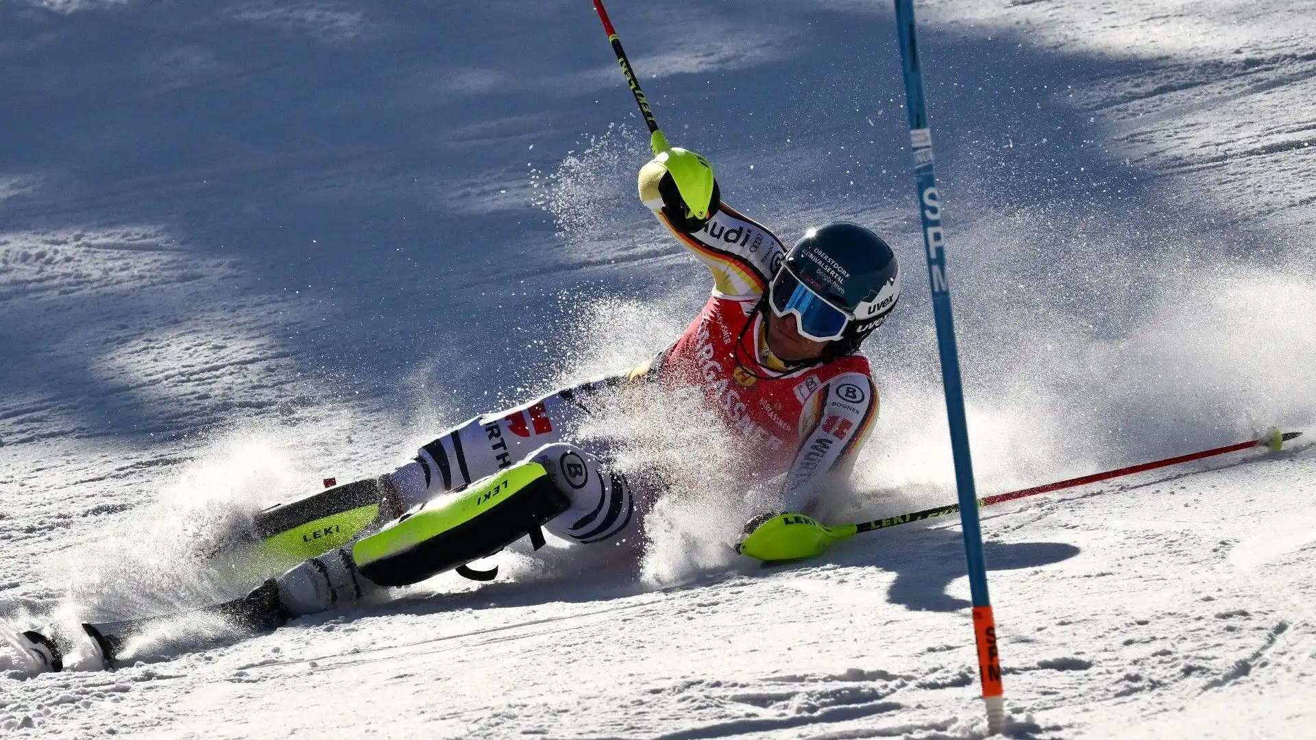 Lo sciatore tedesco ha perso l'equilibrio ed è finito sulla neve