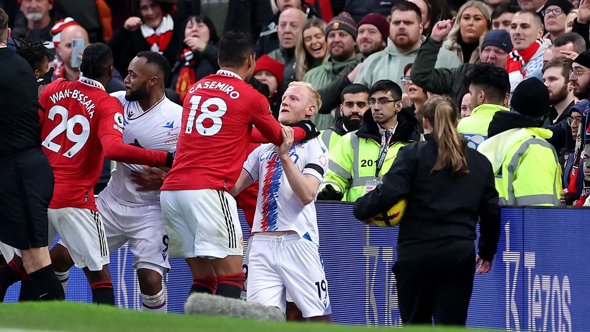 Bruttissimo gesto del centrocampista del Manchester United durante la partita contro il Crystal Palace