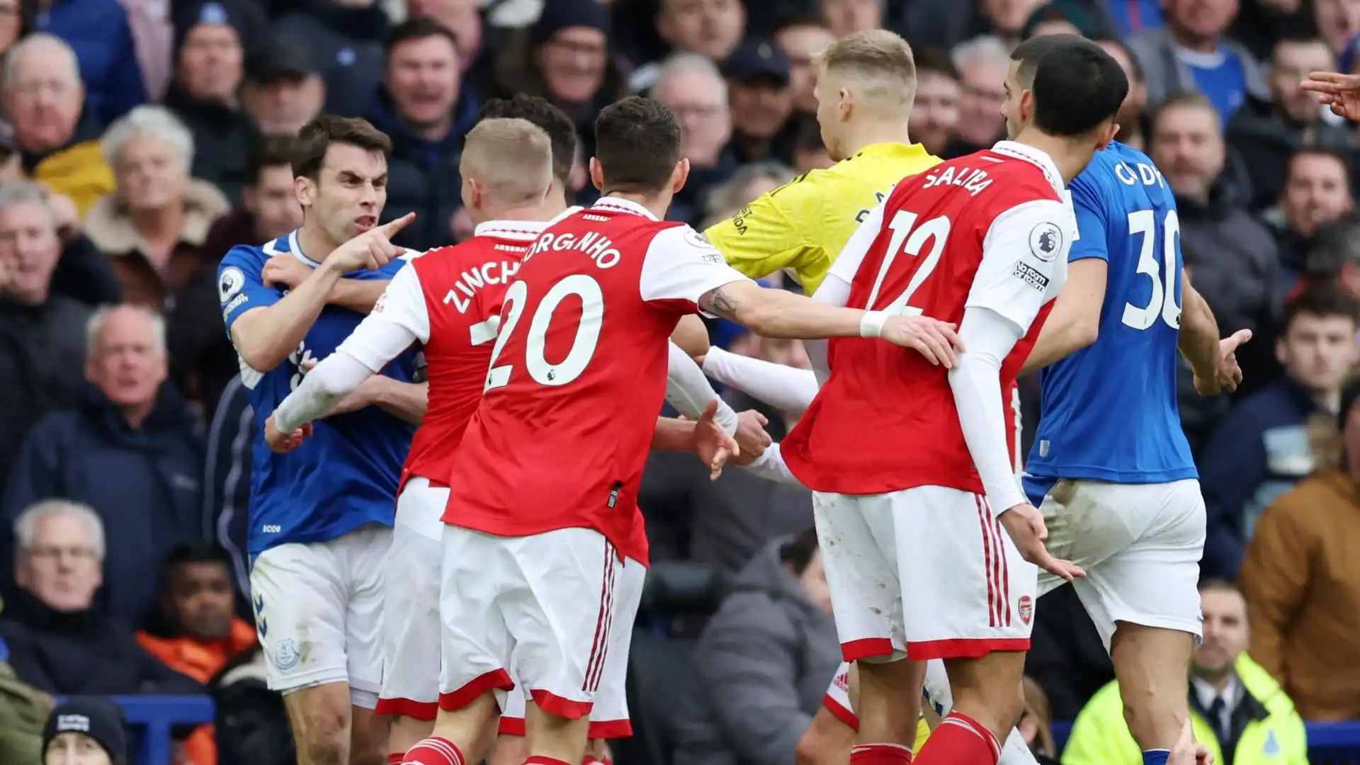 Momenti di caos durante Everton-Arsenal