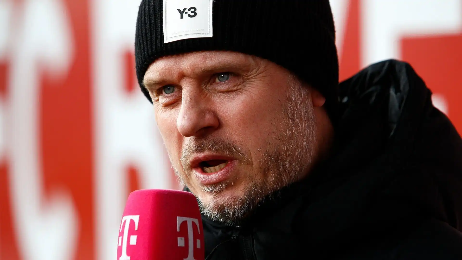 Alexander Straus, tecnico del Bayern Monaco, si gode l'ottima prestazione delle sue ragazze
