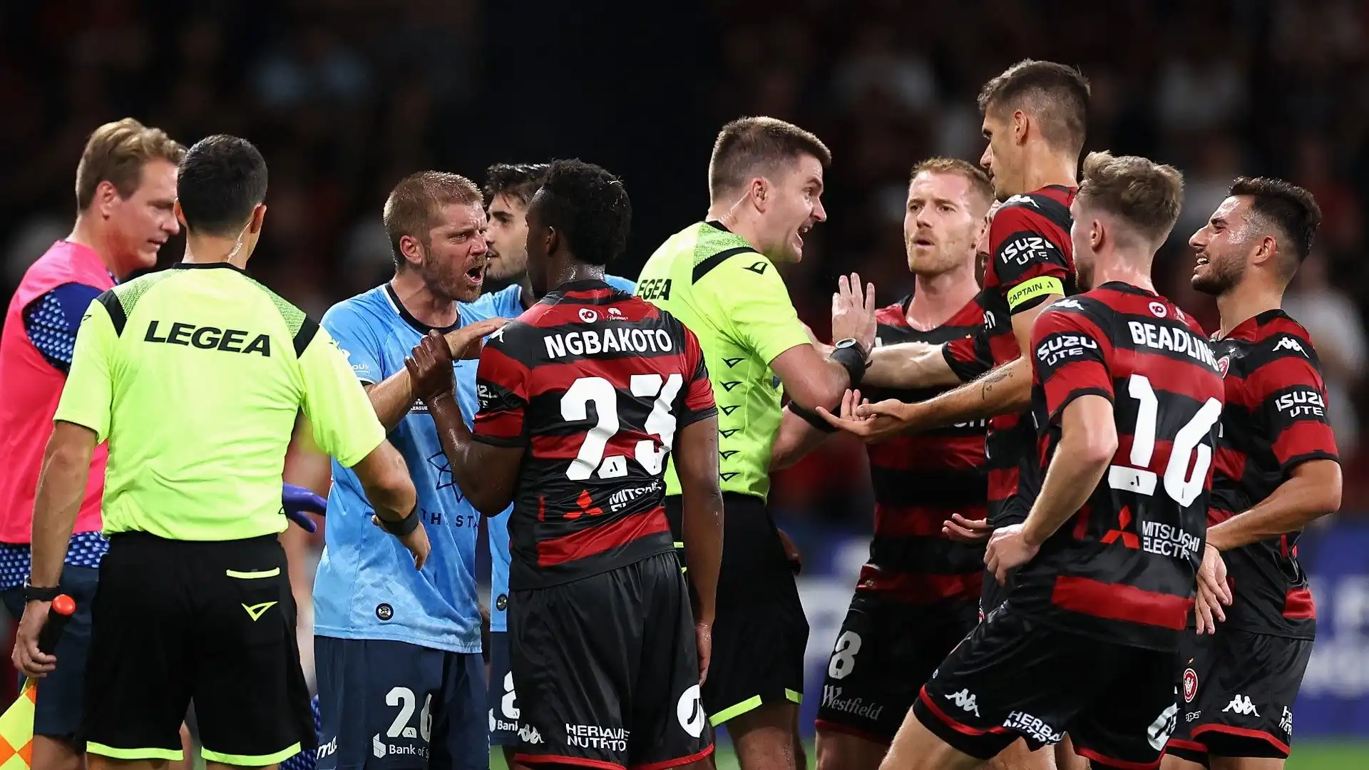 Bruttissimo episodio accaduto durante la partita tra Western Sydney Wanderers and Sydney FC