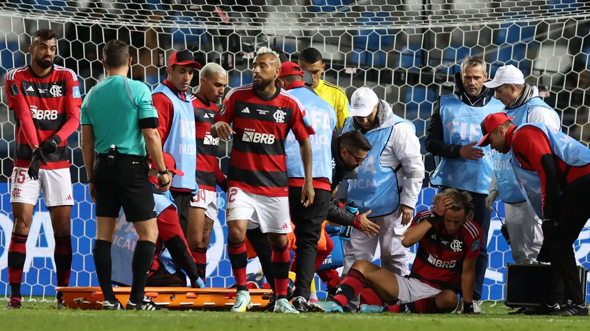 Compagni e avversari si sono subito avvicinati a David Luiz per controllare le sue condizioni di salute