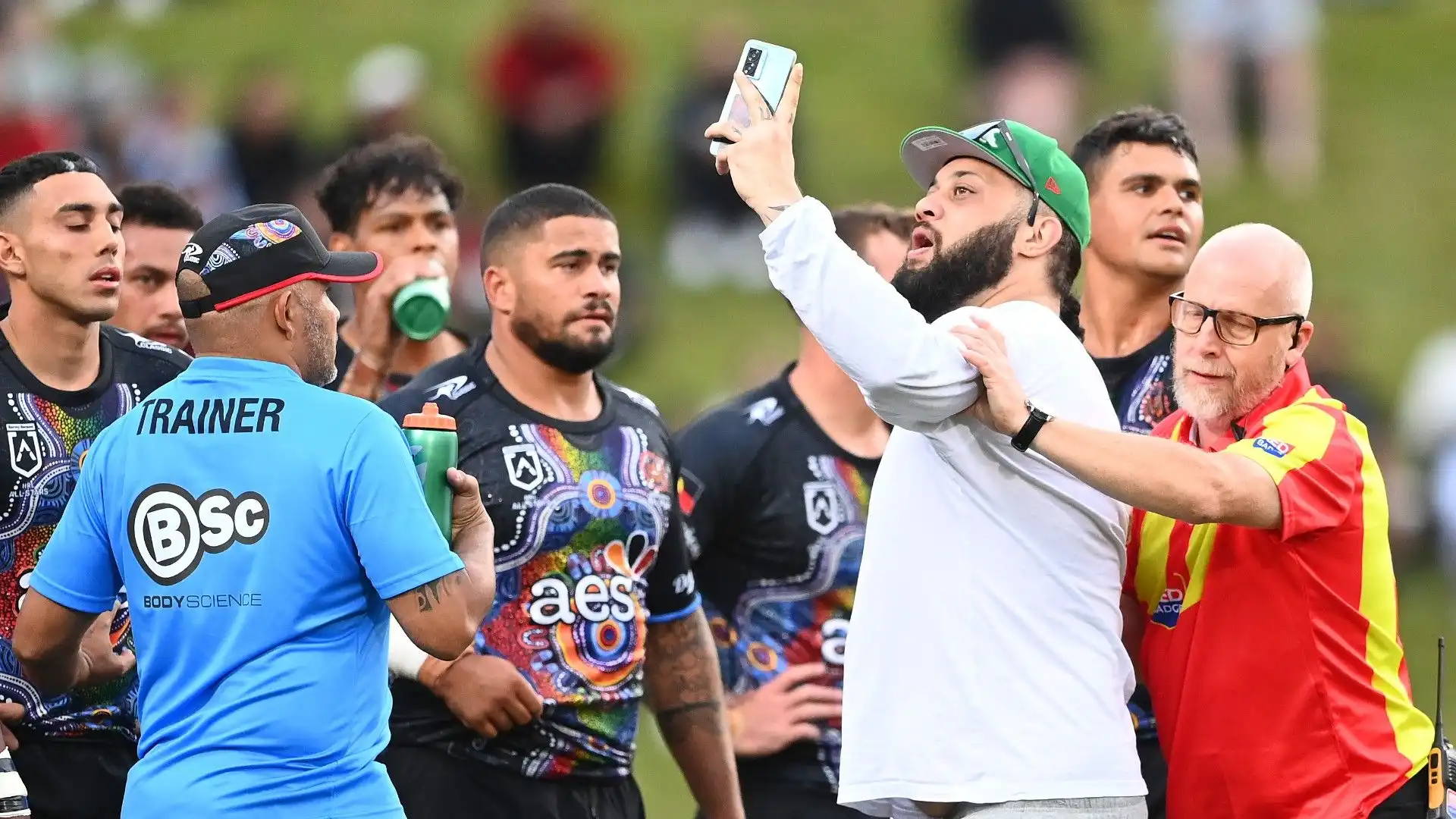 L'uomo si è scattato un selfie con Latrell Mitchell degli Indigenous All Stars