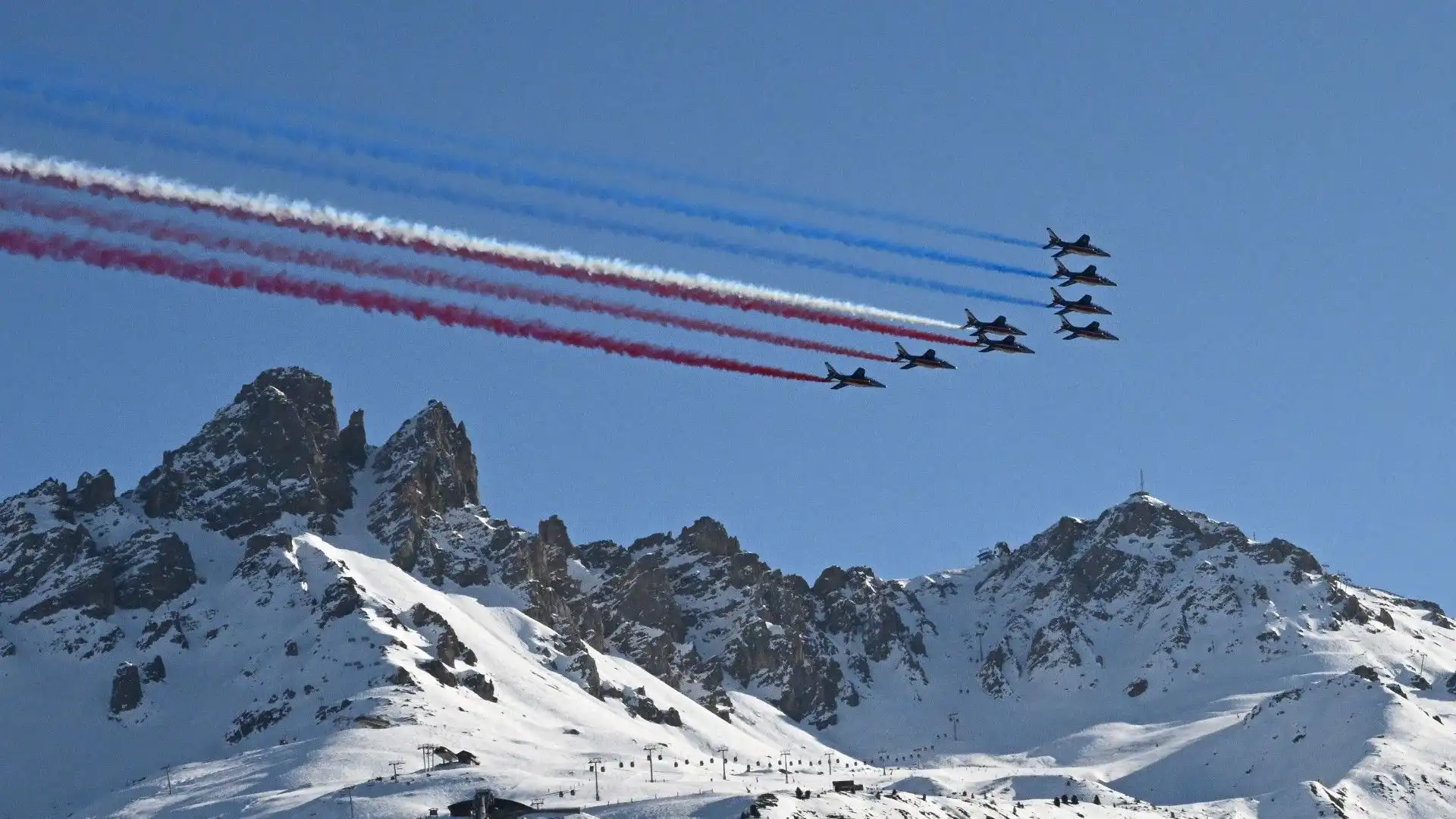 L'aeronautica militare francese sorvola Méribel: le foto