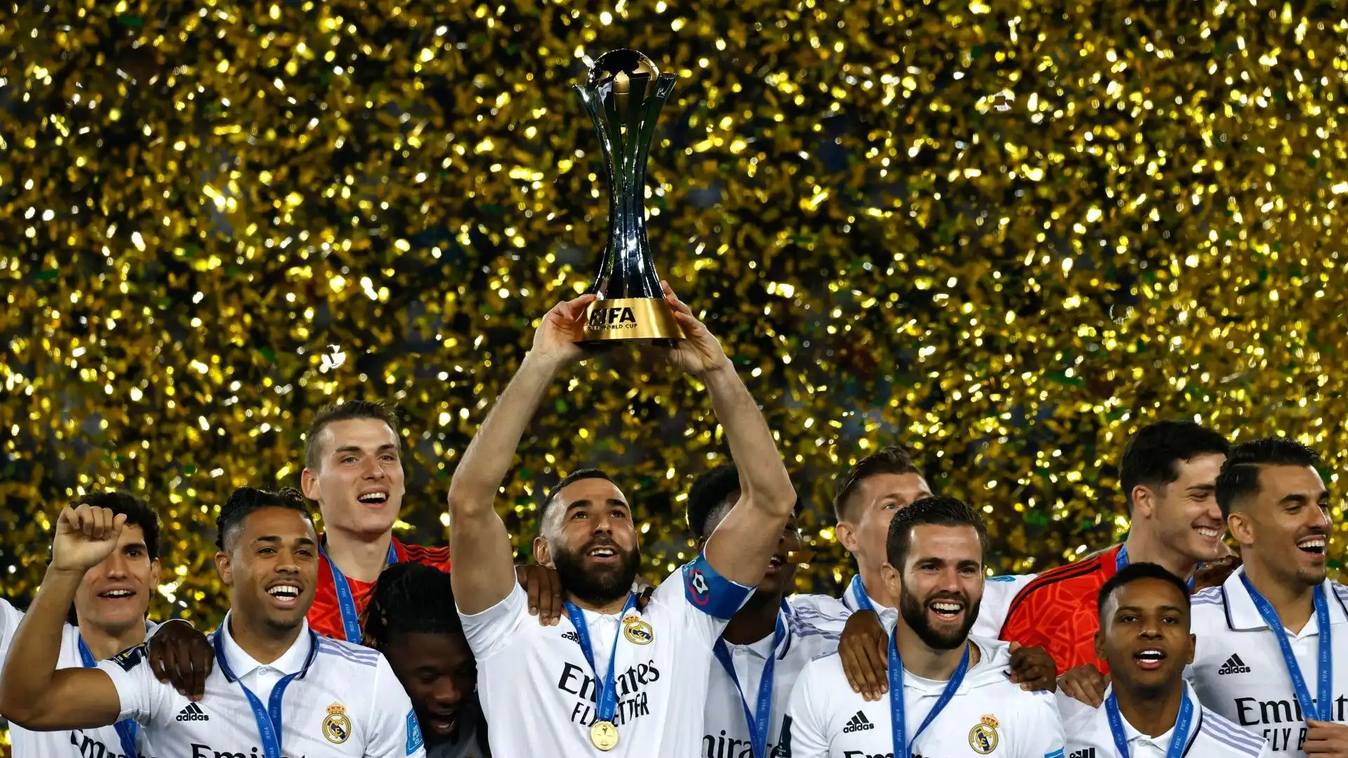 Karim Benzema, capitano e idolo del Real Madrid, mentre solleva il trofeo