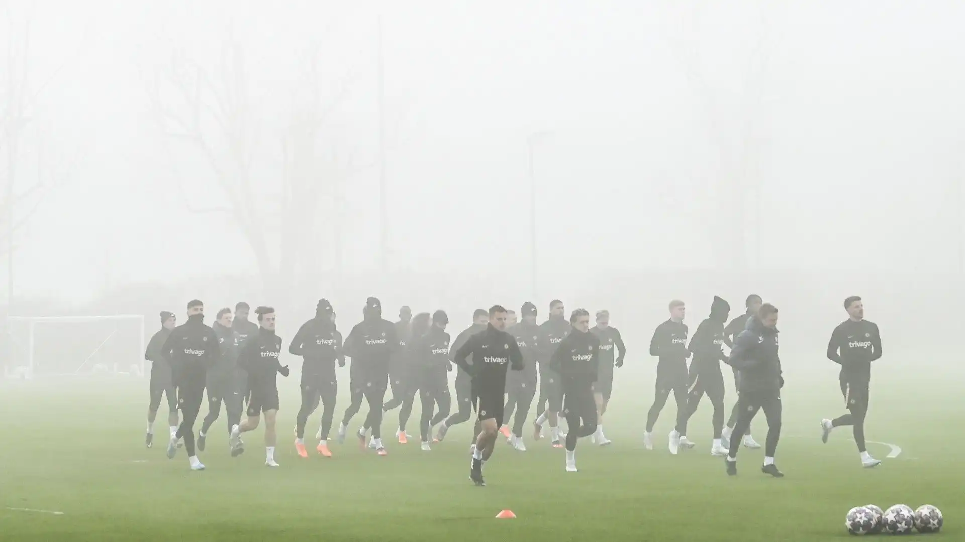 Chelsea nascosto dalla nebbia: le foto