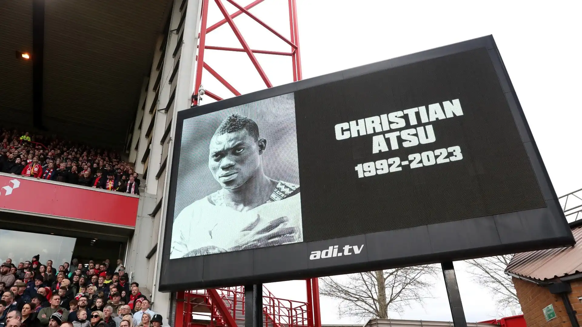 Christian Atsu è stato omaggiato anche prima di Nottingham Forest-Manchester City