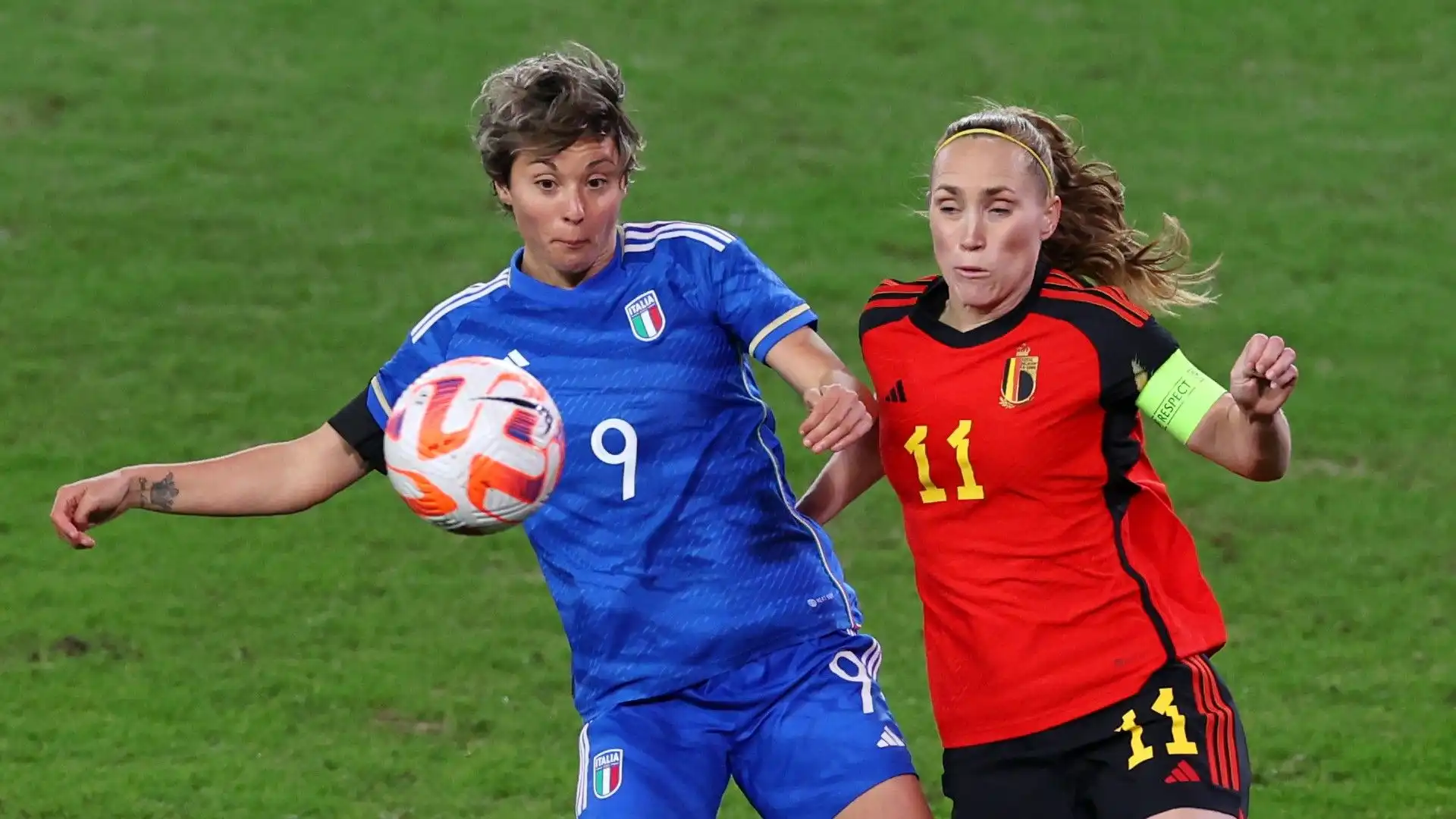 Valentina Giacinti, attaccante dell'Italia, difende il pallone