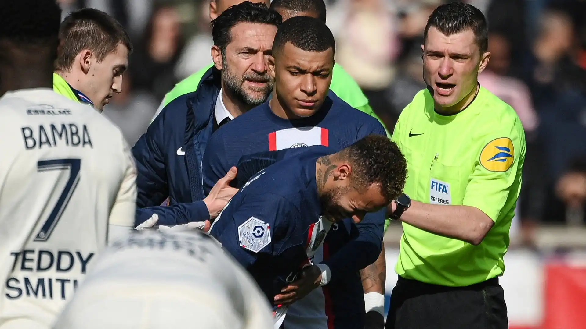 Mbappé ha tentato di consolare il compagno