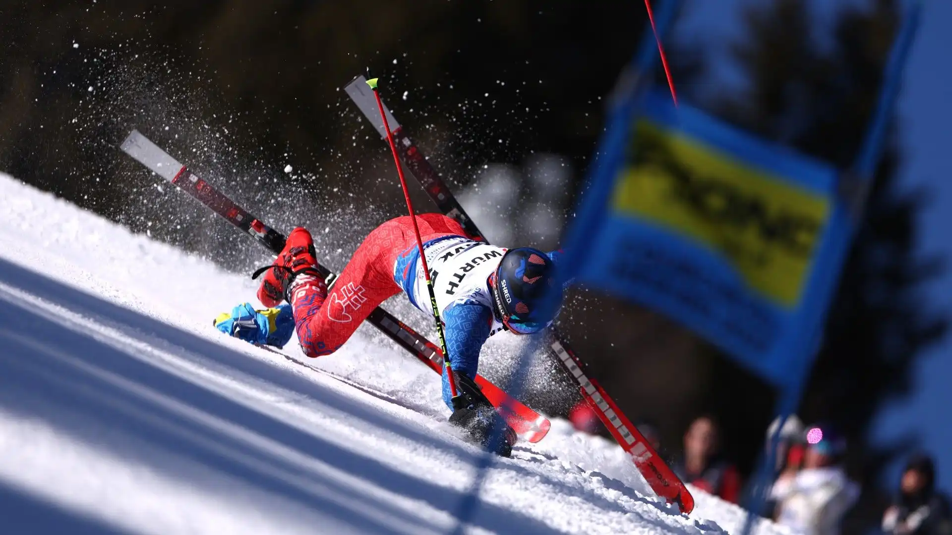 Bruttissima caduta di Martin Hyska durante la gara di parallelo valida per i Mondiali di sci