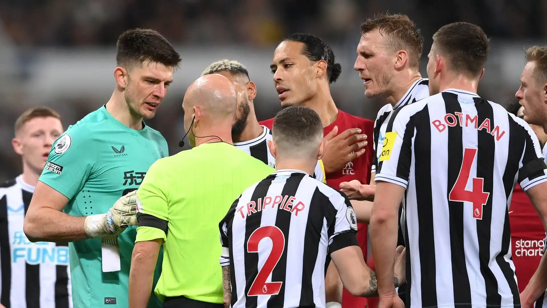 I calciatori del Newcastle hanno cercato di parlare con l'arbitro ma non c'era nulla da fare