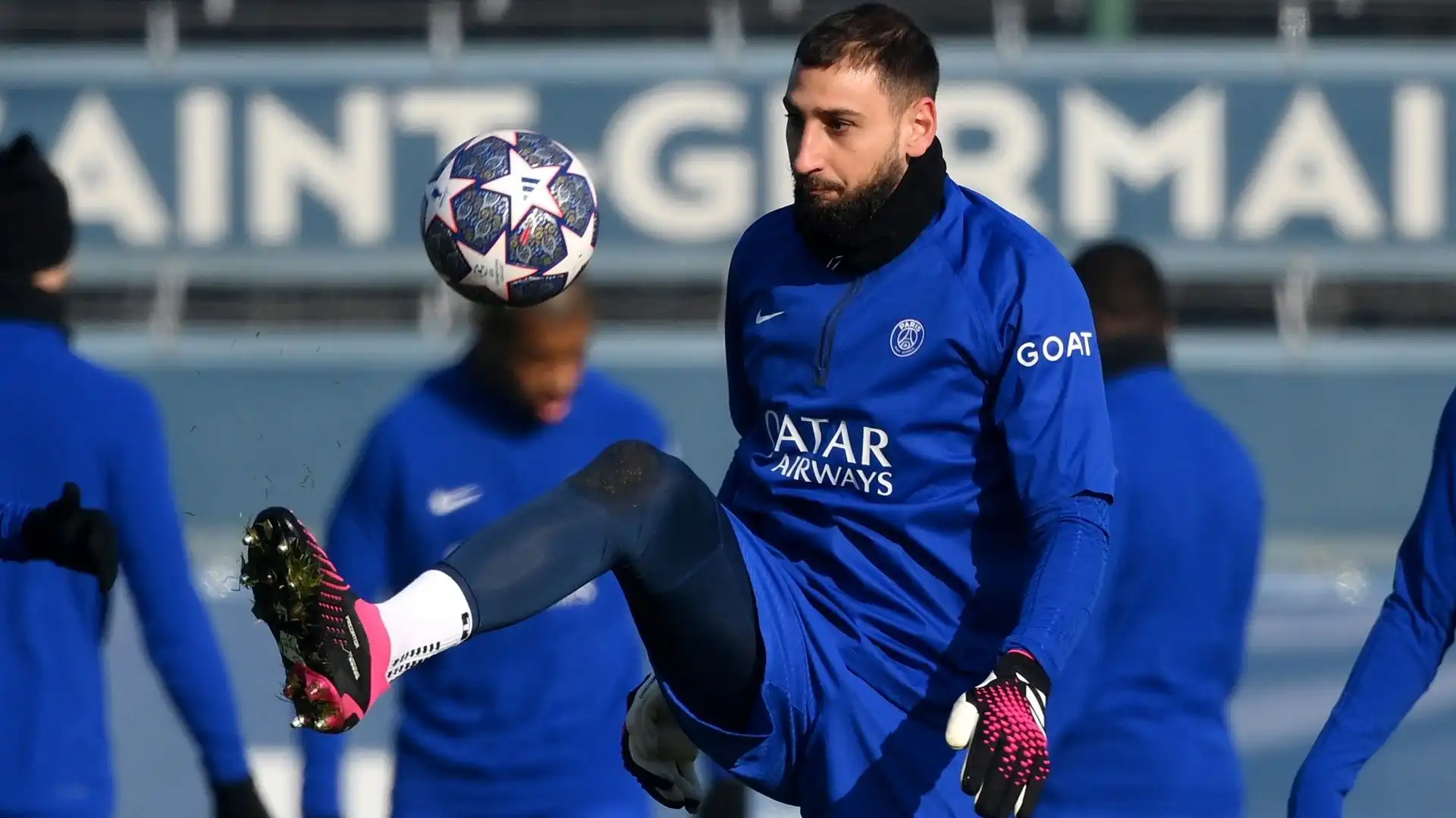 Donnarumma in azione con il pallone