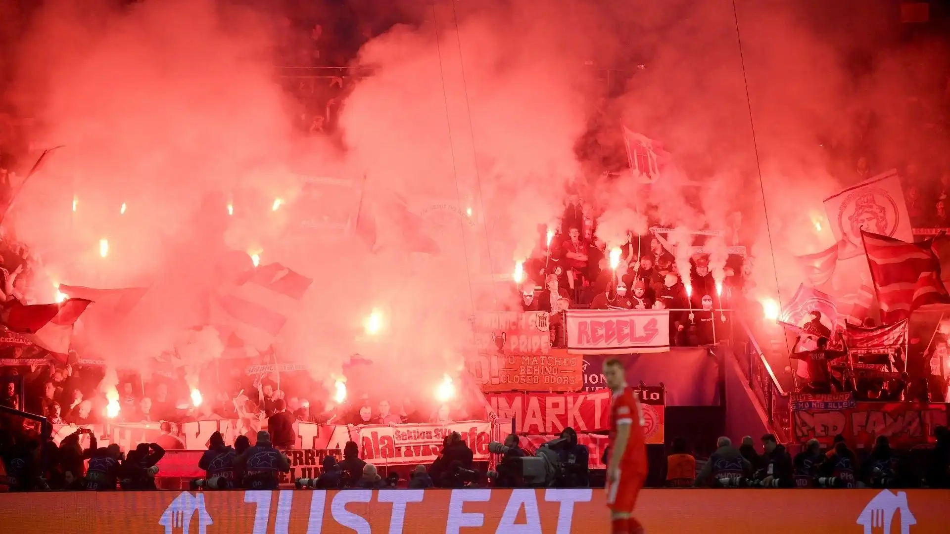 Tutto lo stadio ha partecipato alla coreografia con bandiere rosse e blu