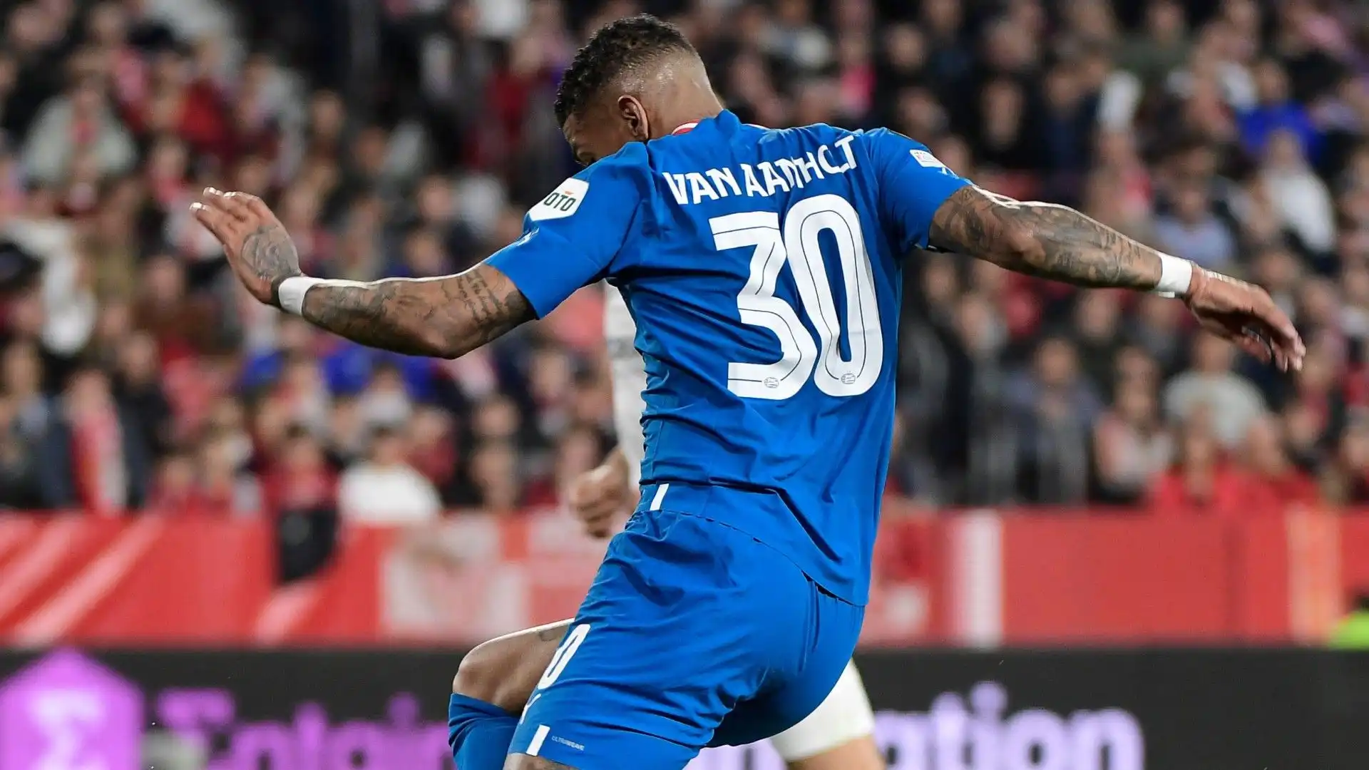 8- Patrick van Aanholt: 2,24 milioni di euro all'anno