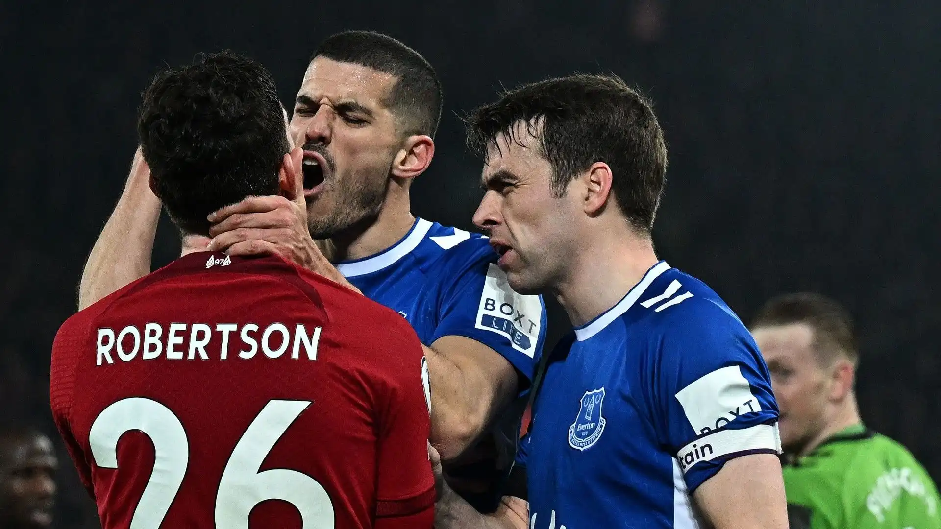 Robertson fa infuriare i calciatori dell'Everton: le immagini