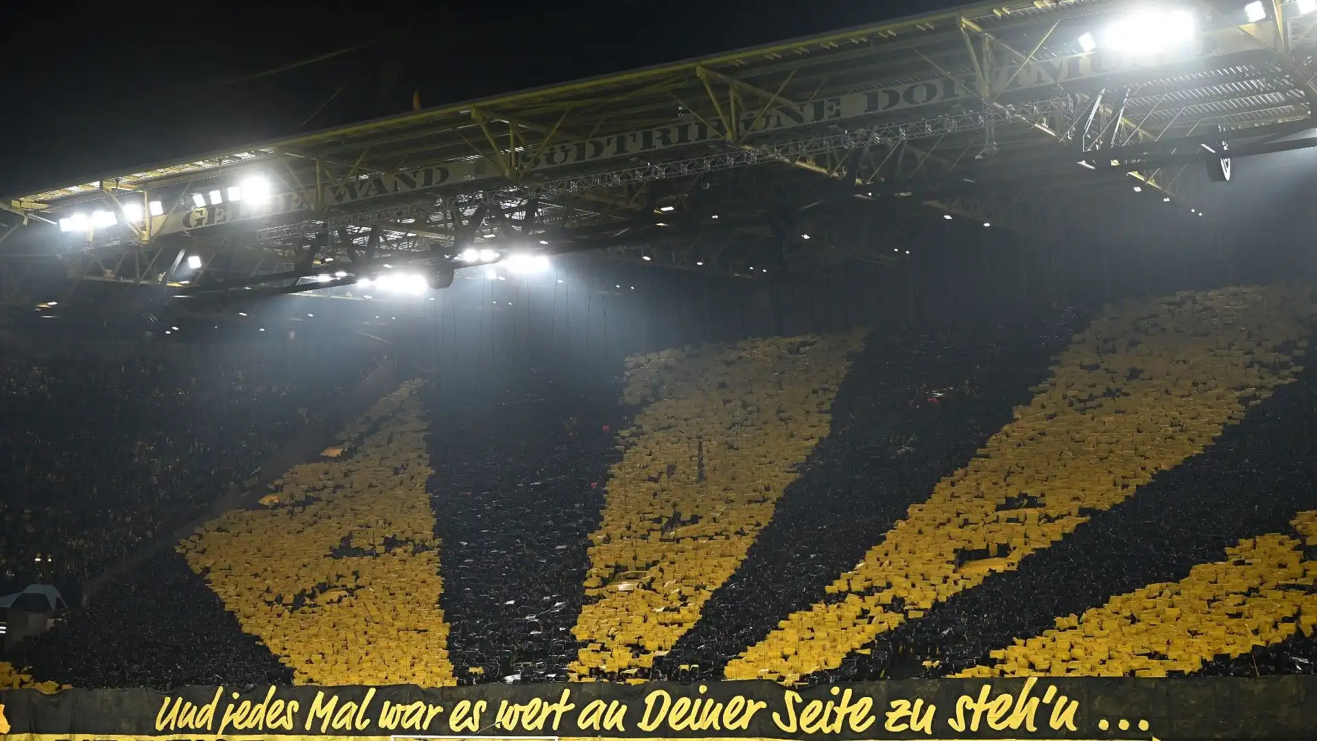 In occasione della partita tra Borussia Dortmund e Chelsea è stata allestita una coreografia super
