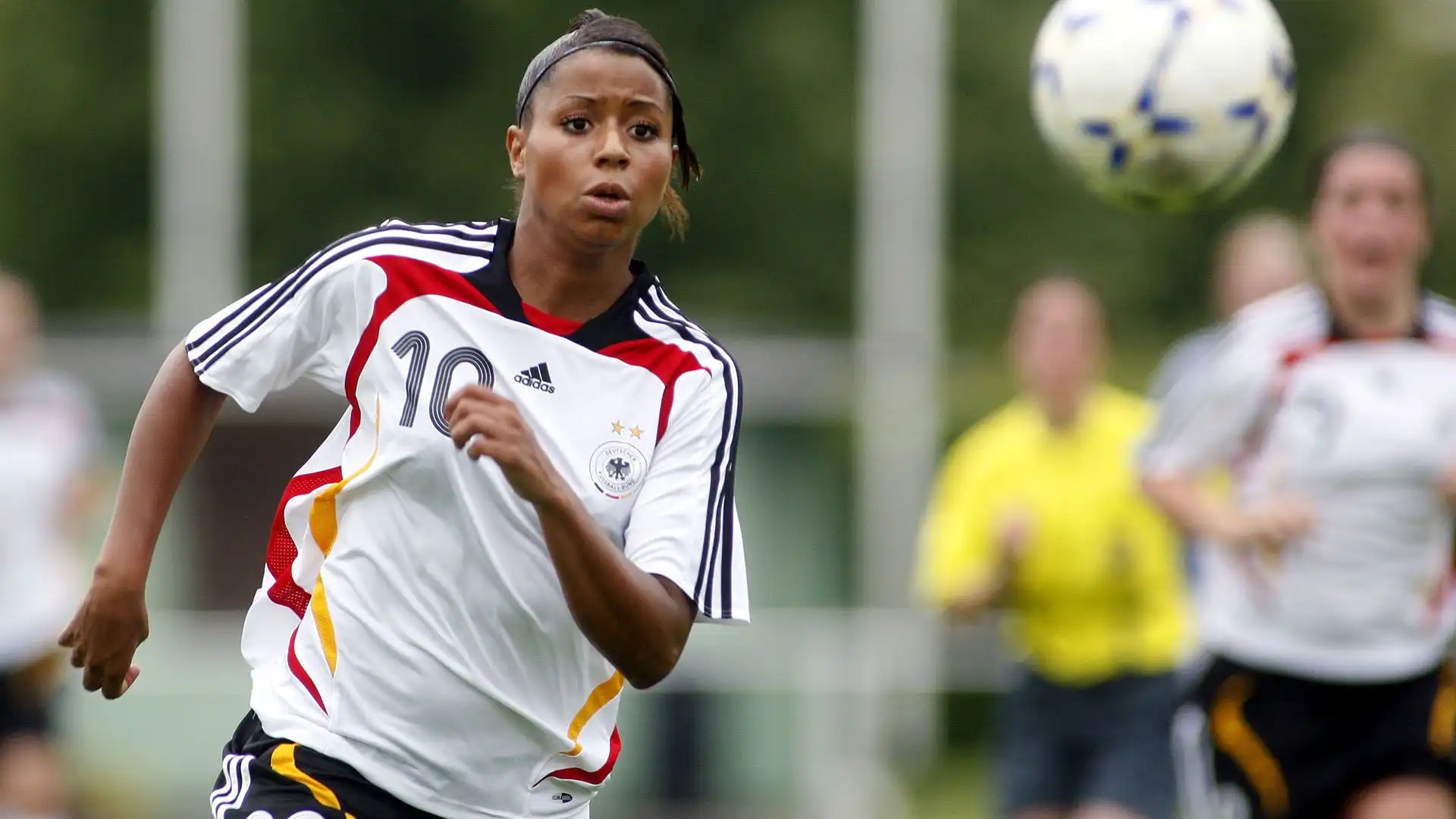 Nel 2012, si è trasferita al 1. FFC Frankfurt, dove ha continuato a giocare in Bundesliga e ha vinto la DFB-Pokal nel 2014.