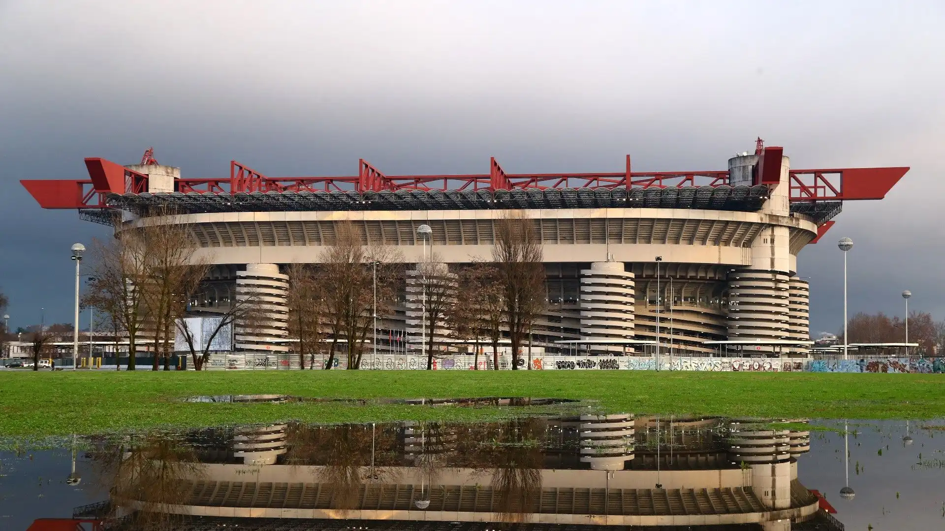 San Siro - Milano, Italia: lo stadio di Milano, sede del Milan e dell'Inter, noto per la sua architettura e la sua importanza storica