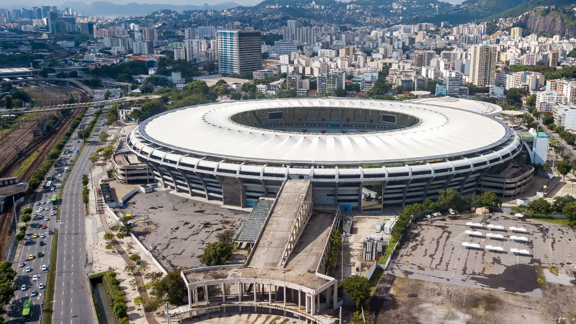 Maracanã - Rio de Janeiro, Brasile: lo stadio più famoso del Brasile, noto per la sua capacità di ospitare oltre 78.000 spettatori e la sua architettura iconica