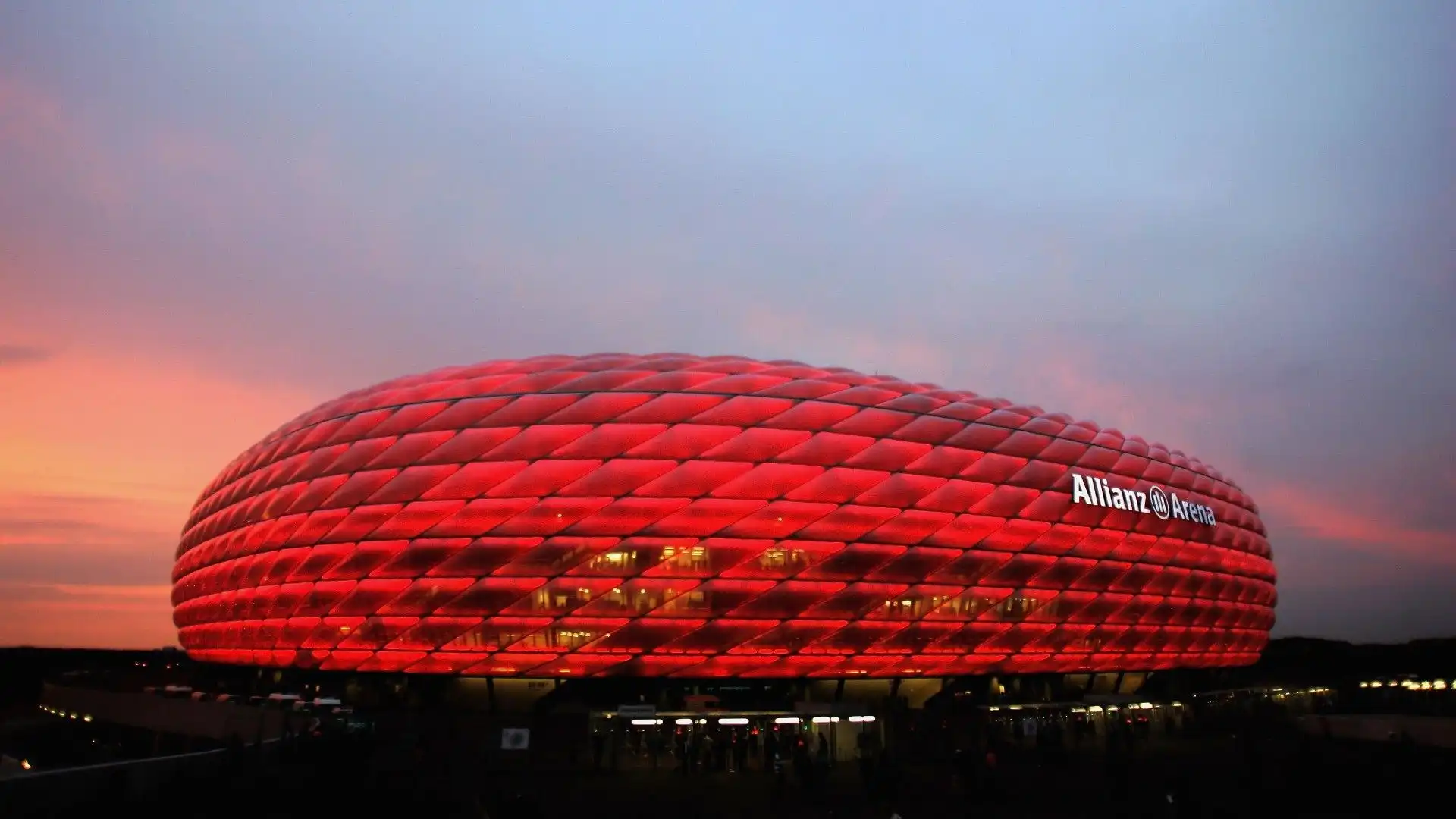 Allianz Arena - Monaco di Baviera, Germania: lo stadio del Bayern Monaco, noto per la sua architettura moderna e il suo sistema di illuminazione esterno a LED. Un gioiello dell'innovazione
