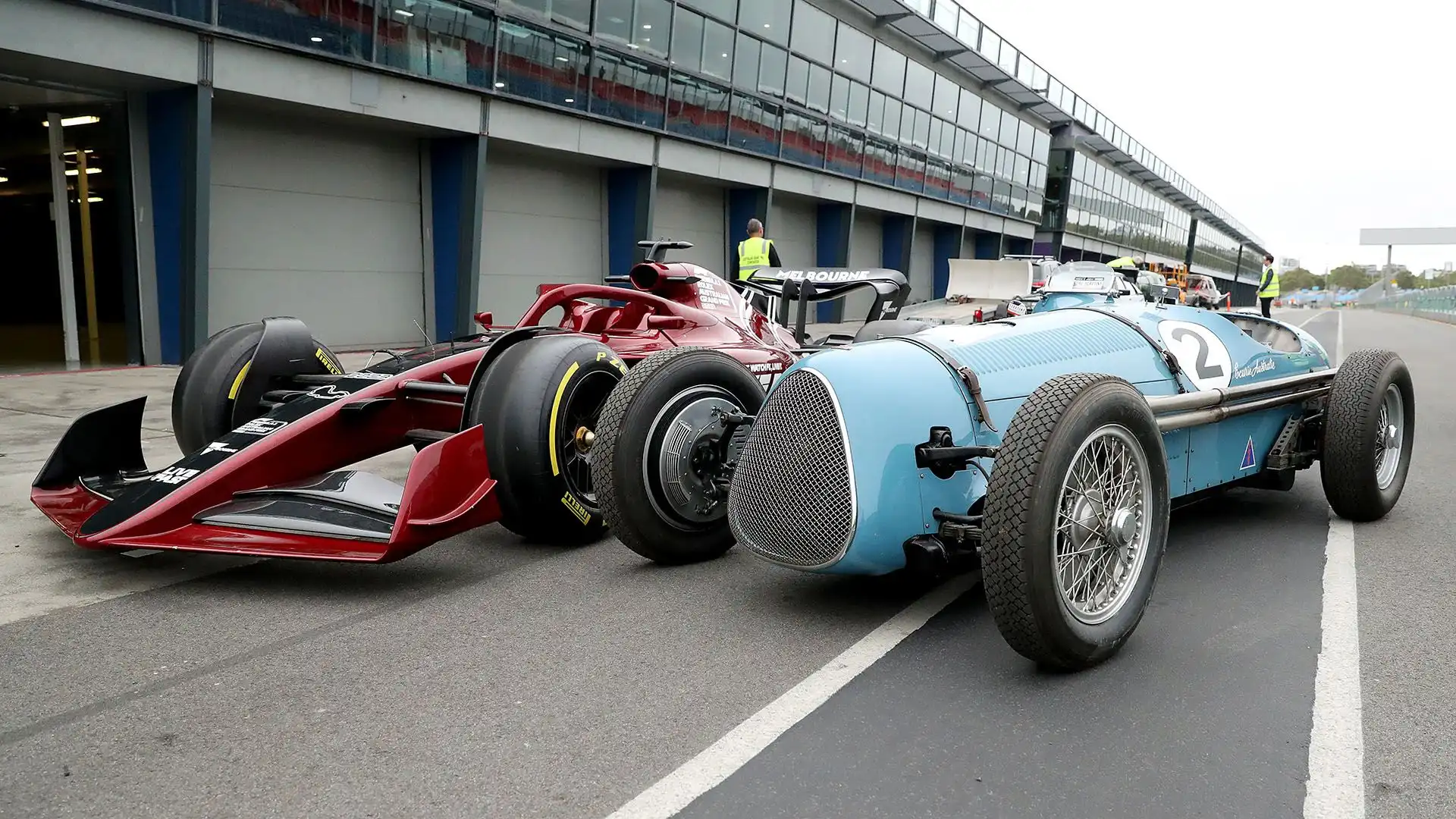 La Maybach guidata da Stan Jones e la Show Car di Formula 1 del Gran Premio d'Australia 2023