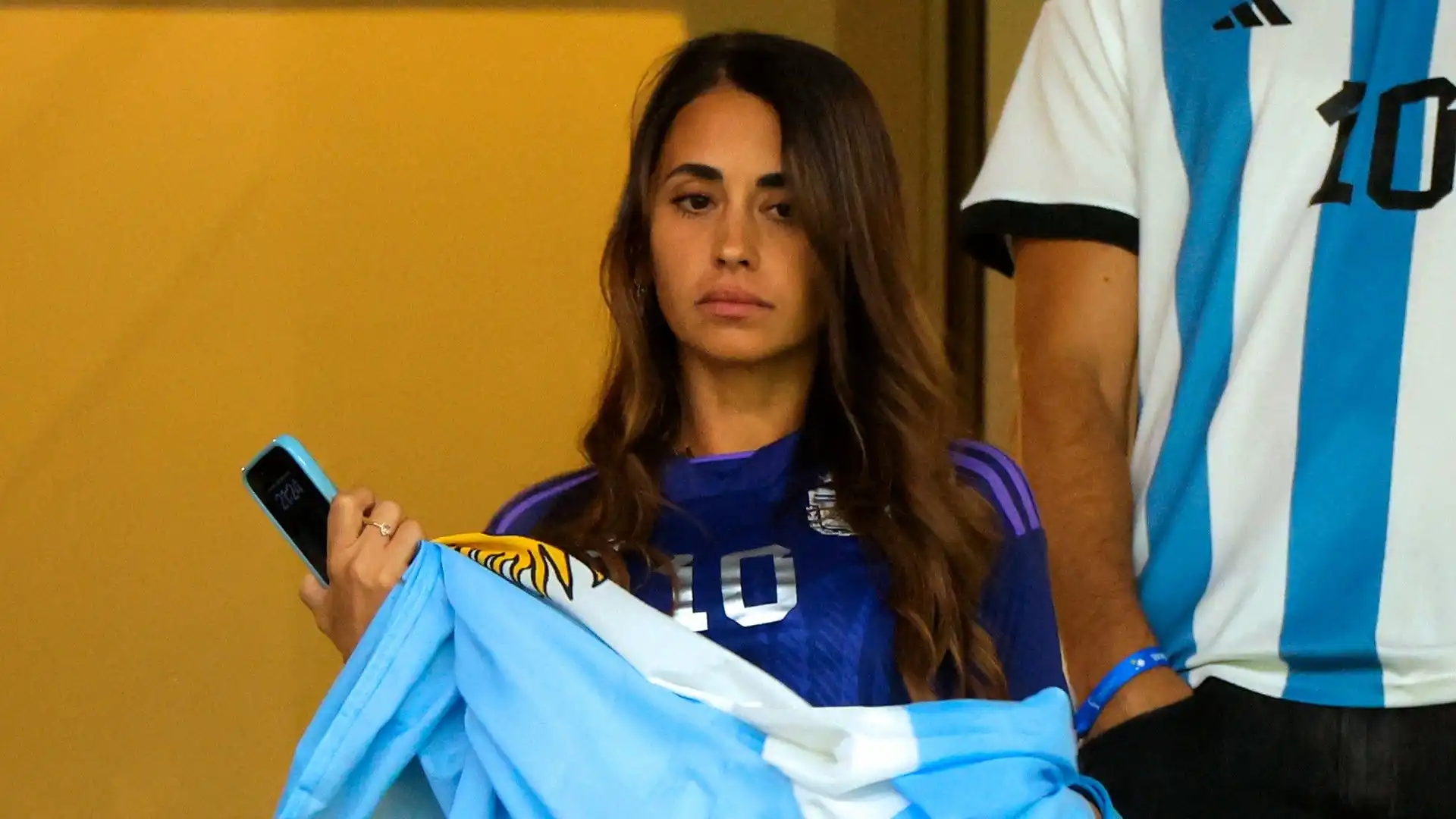 Ecco Antonella con la bandiera dell'Argentina in mano