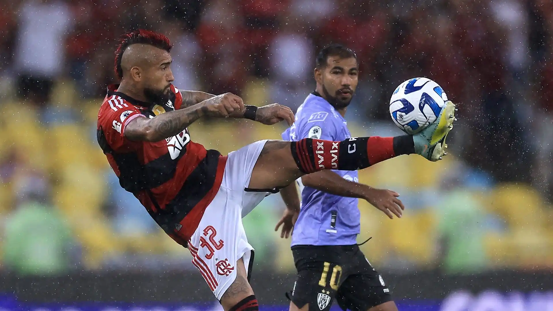 Il centrocampista cileno ha sfoggiato una grossa cresta rossa nel match contro l'Independiente del Valle