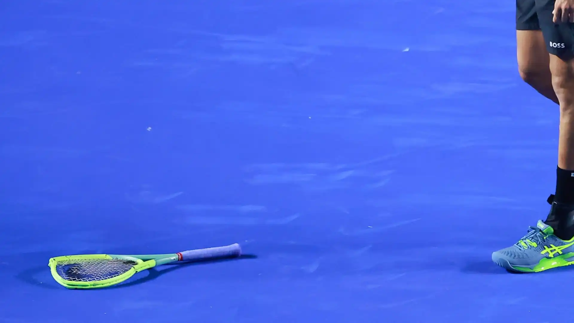 Frustrato, Berrettini ha spaccato una racchetta nel primo game del secondo set